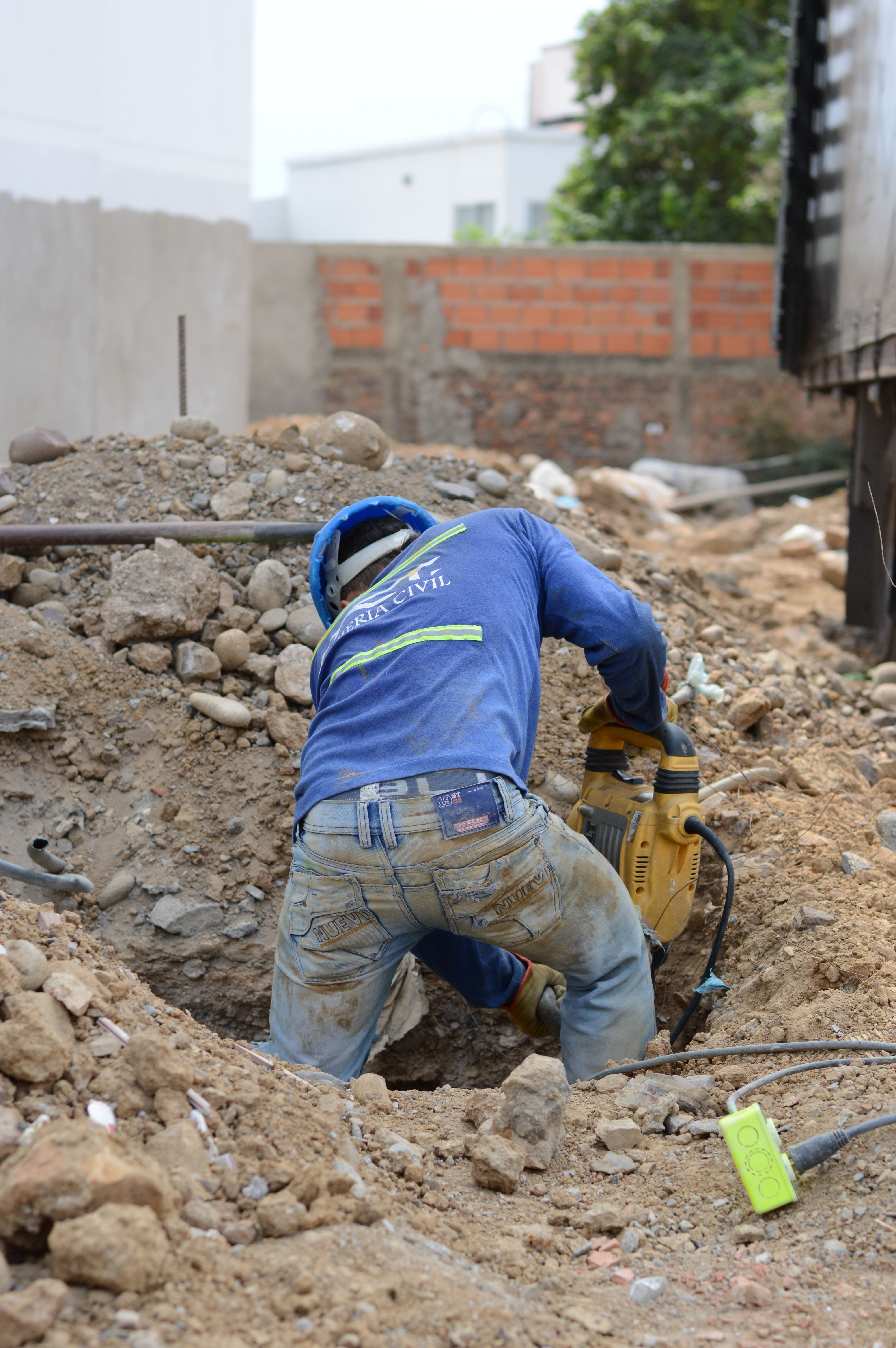 real people, day, work, outdoors, one person, human resources, civil works, dirt, man, 5K, mason, built structure, construction worker, full length, overcoming, Phone HD Wallpaper
