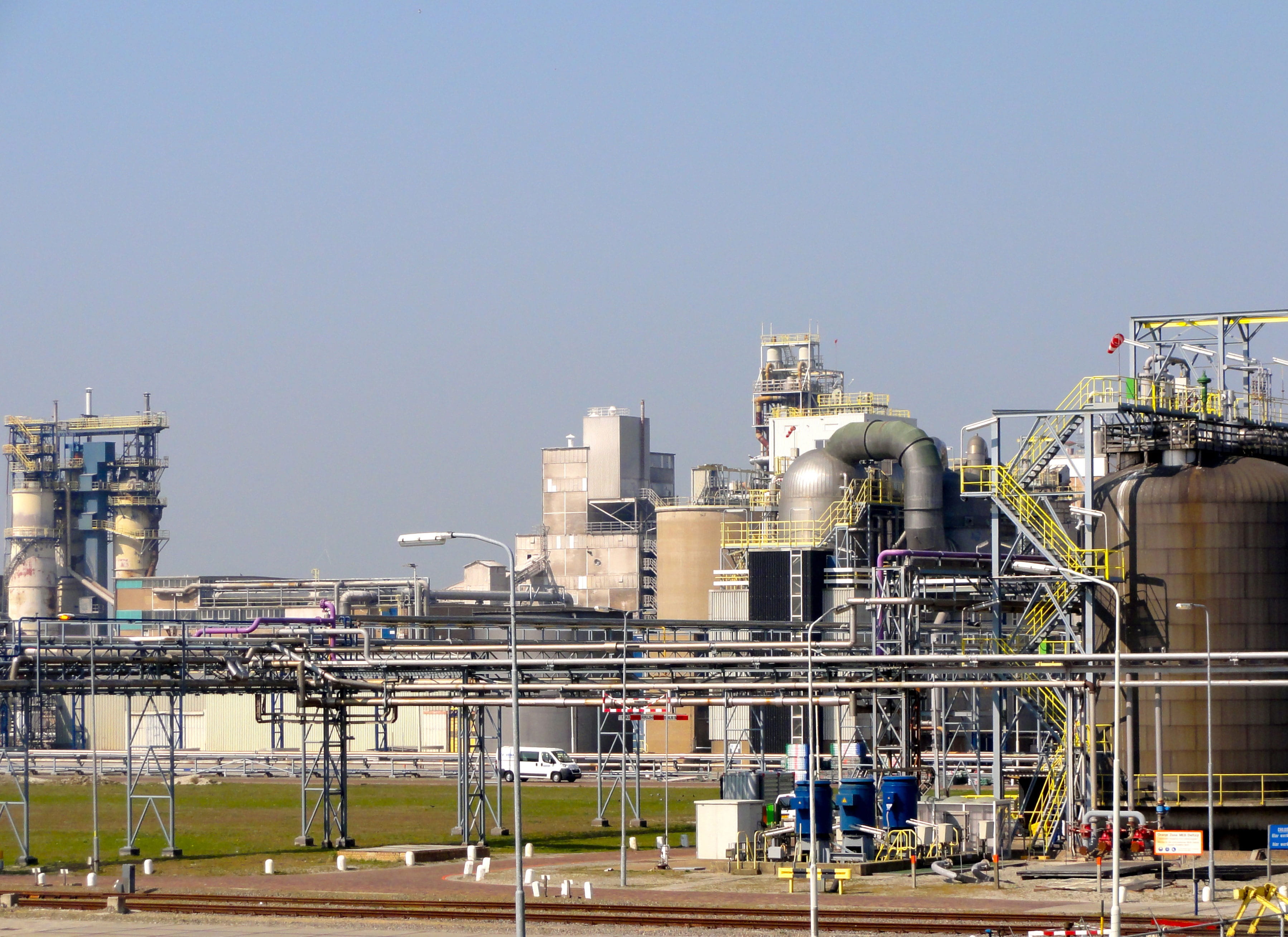 engineering, clear sky, buildings, black, photo, chemical, railing, outdoors, smoke stack, refinery, environmental issues, plant, chemical plant, landscape, HD Wallpaper