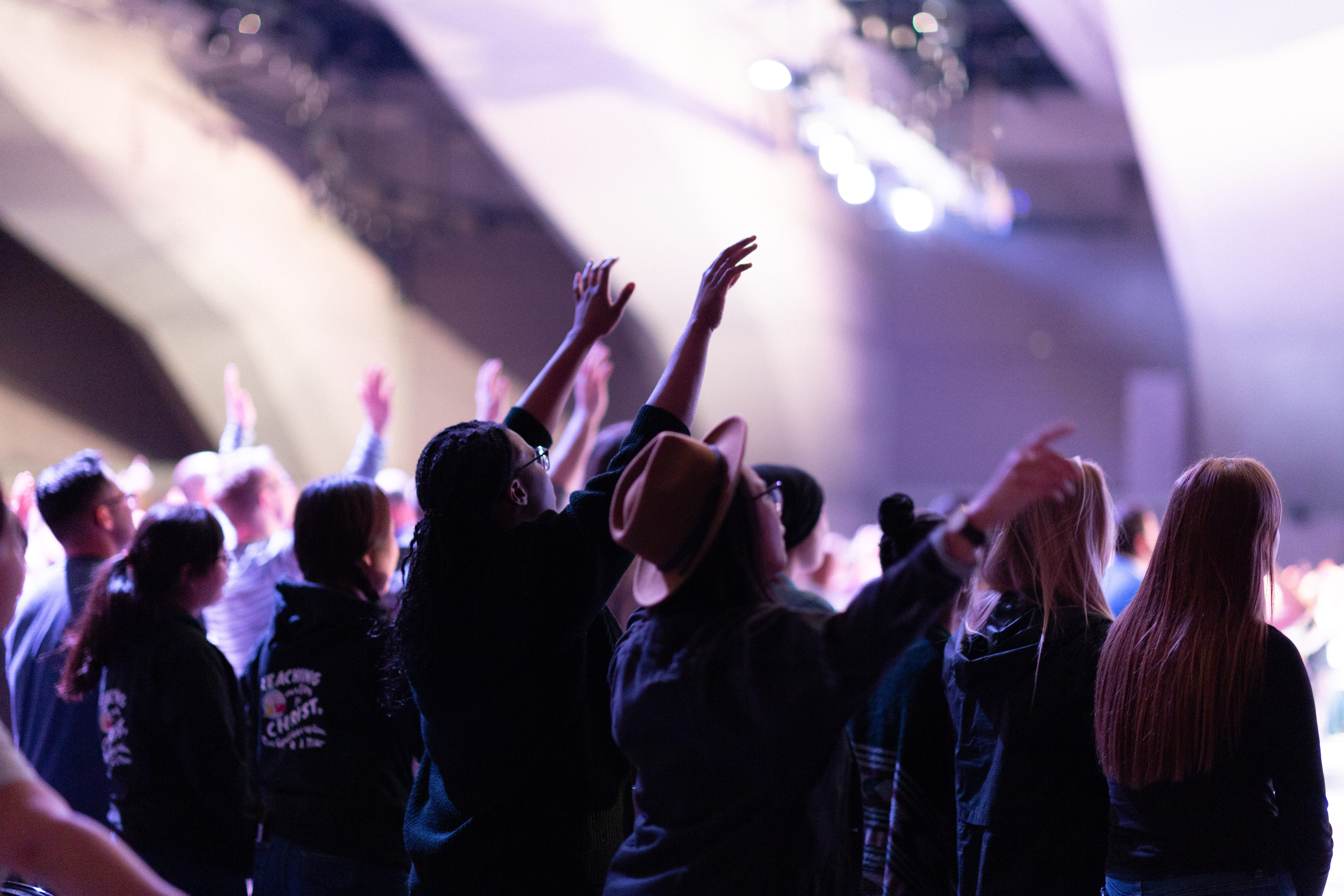 worship, enjoy, lift, stage - performance space, arms raised, 5K, silhouette, sing, crowded, human arm, young adult, human, stage, excitement, person, HD Wallpaper