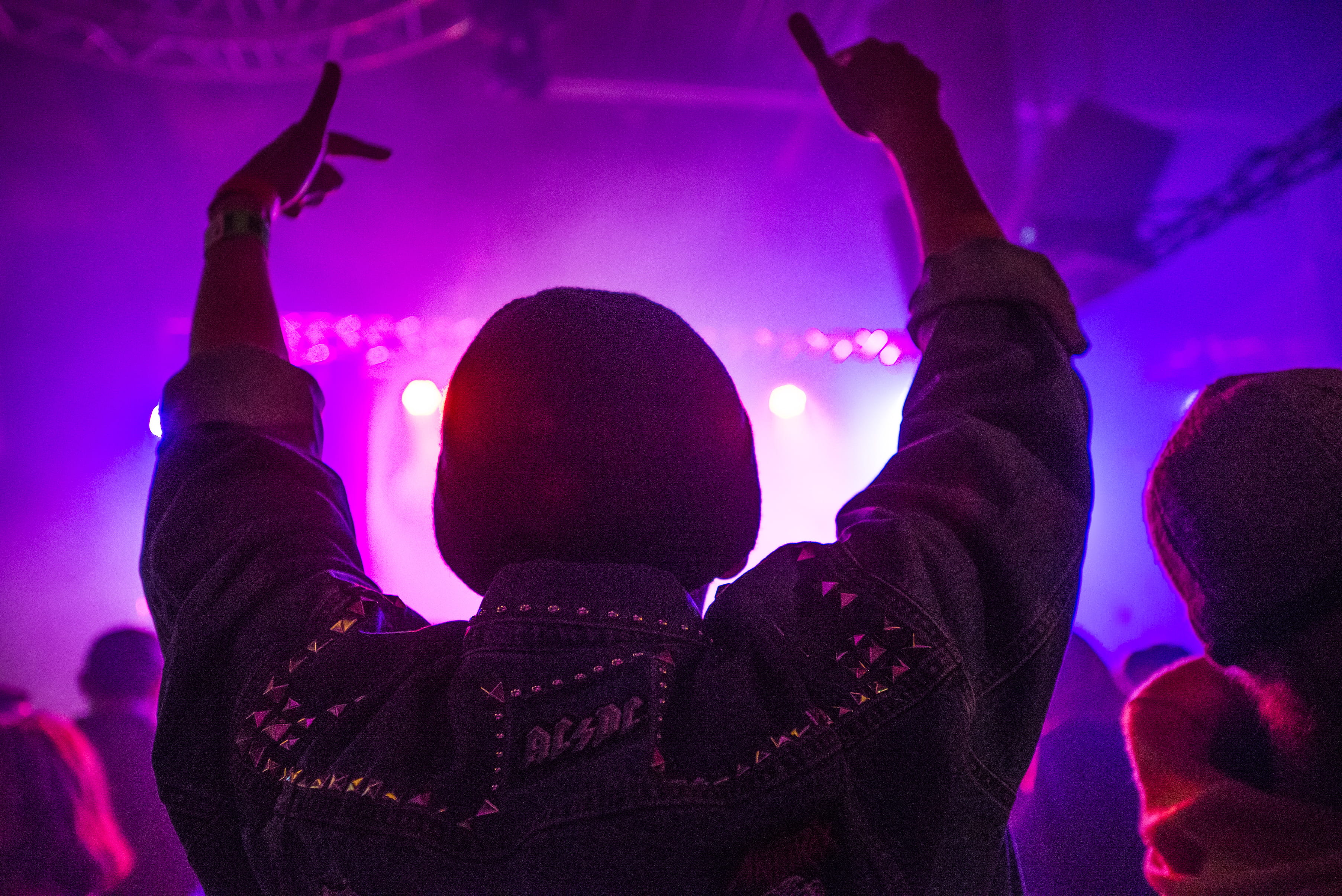 festival, positive emotion, arms raised, audience, limb, dancing, happiness, event, wear, musician, spotlights, arts culture and entertainment, emotion, HD Wallpaper