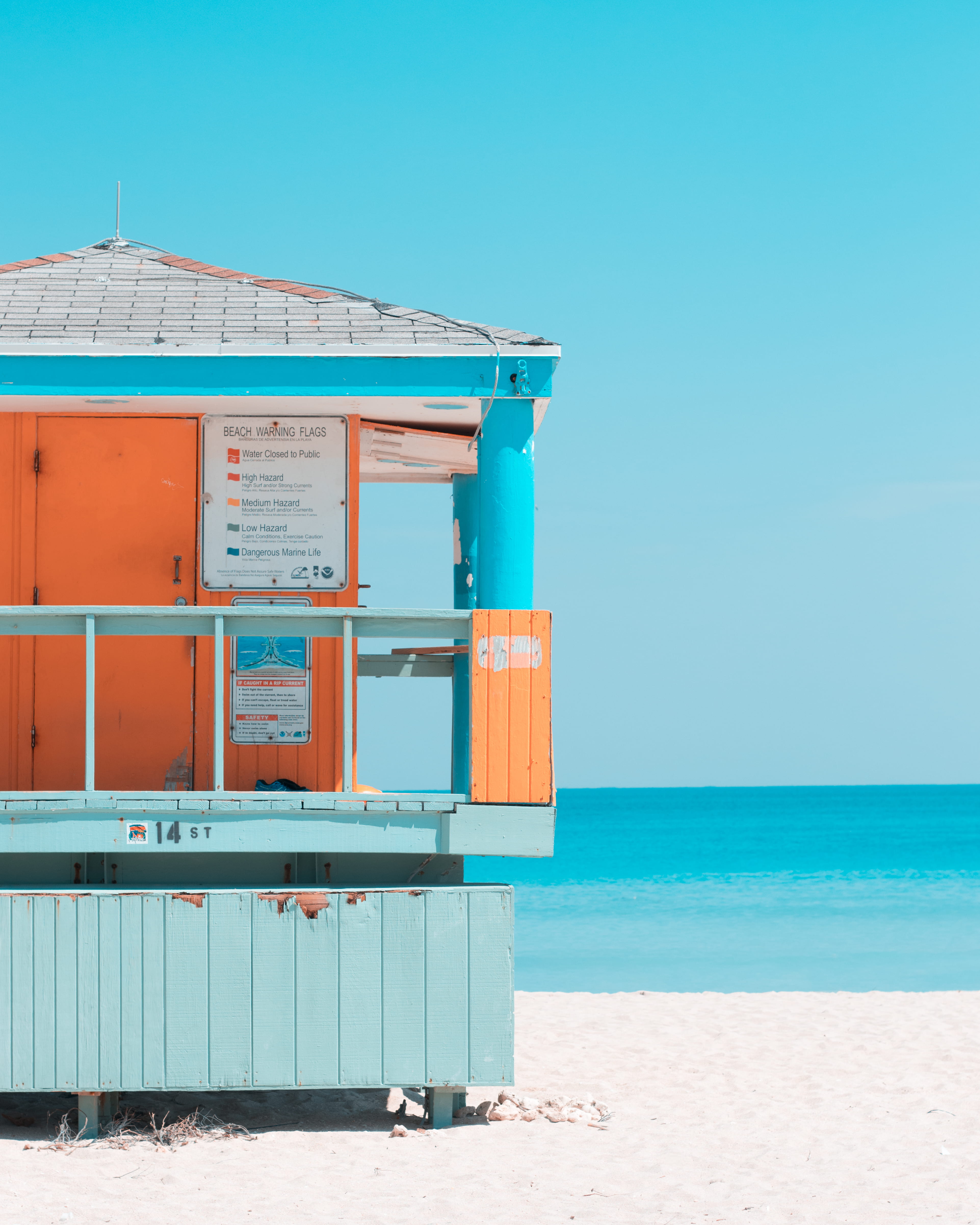 horizon, beach hut, horizon over water, lifeguard, tranquil scene, blue, nature, beach, color, clear sky, sand, daytime, land, architecture, photo, near, Phone HD Wallpaper