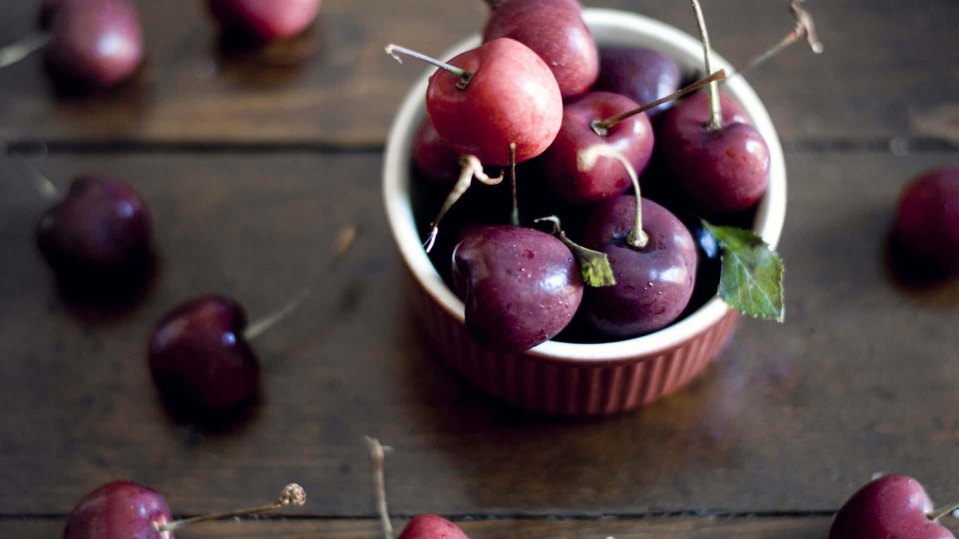 red, vegetarian Food, ripe, refreshment, autumn, wellbeing, fruit, table, bunch, indoors, selective focus, no People, nature, bowl, grape, tabke, large group of objects, HD Wallpaper