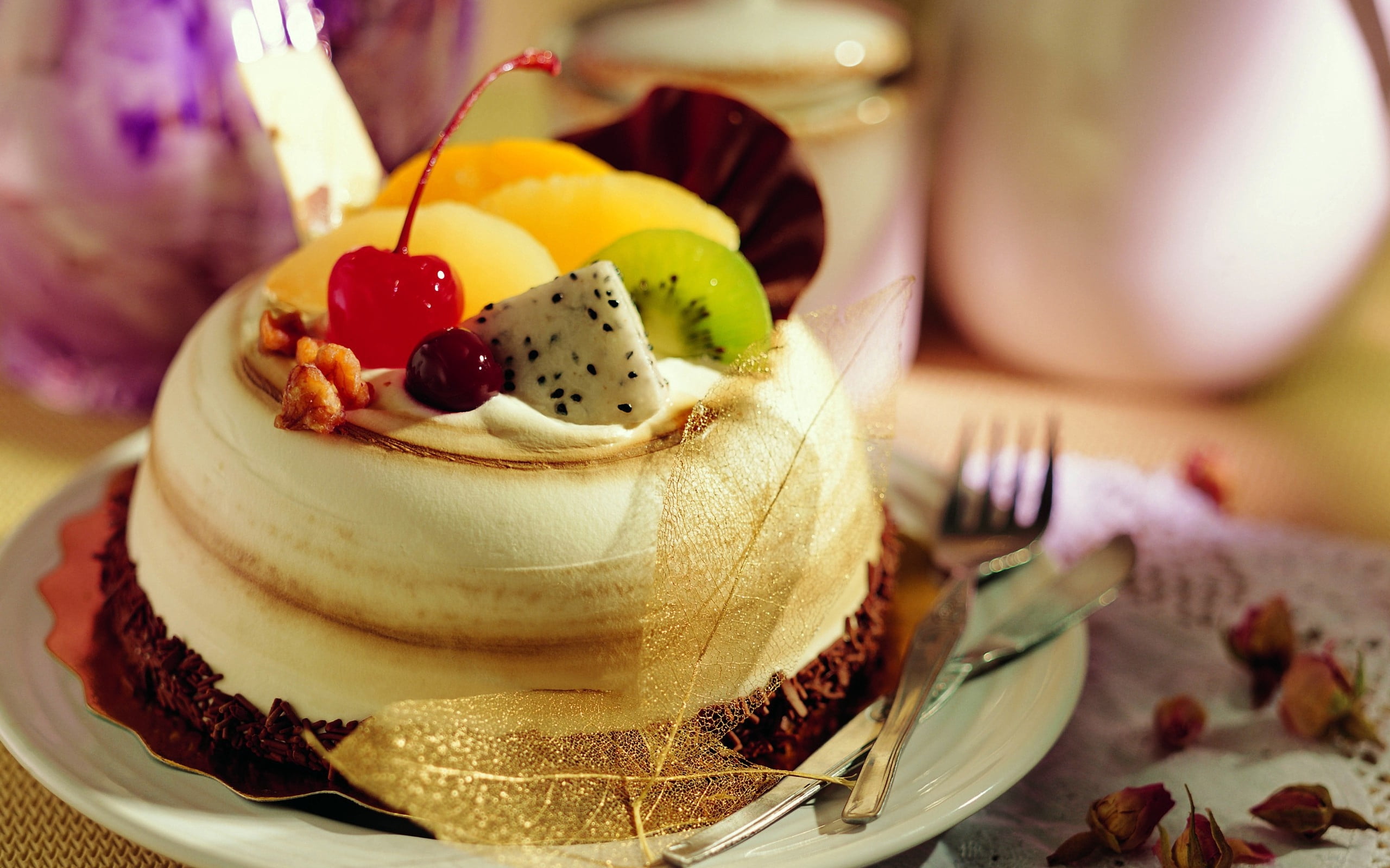 cream, dessert, healthy eating, party - Social Event, delicious, fruit, event, close-up, wedding, pastry, food, chocolate, cake, white, breakfast, no People, HD Wallpaper