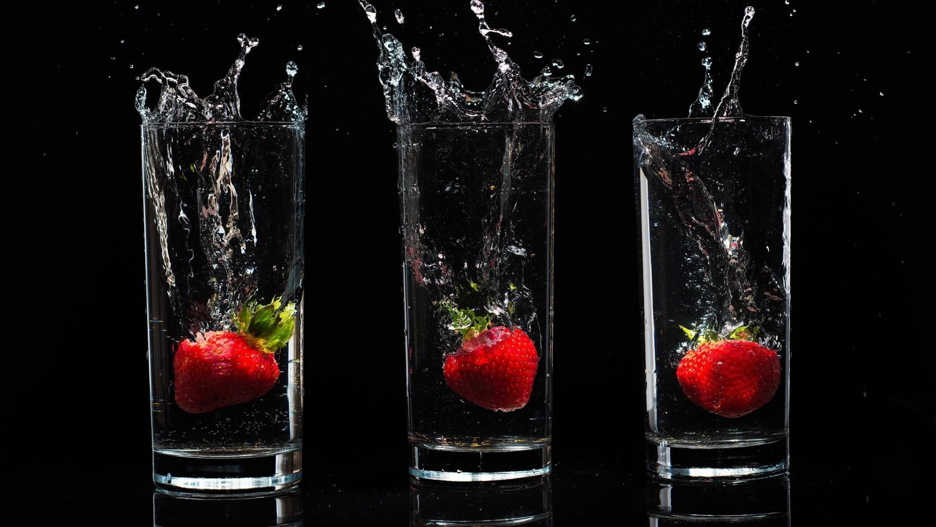 1080P, water drops, water, glass, dark, splash, strawberry, HD Wallpaper