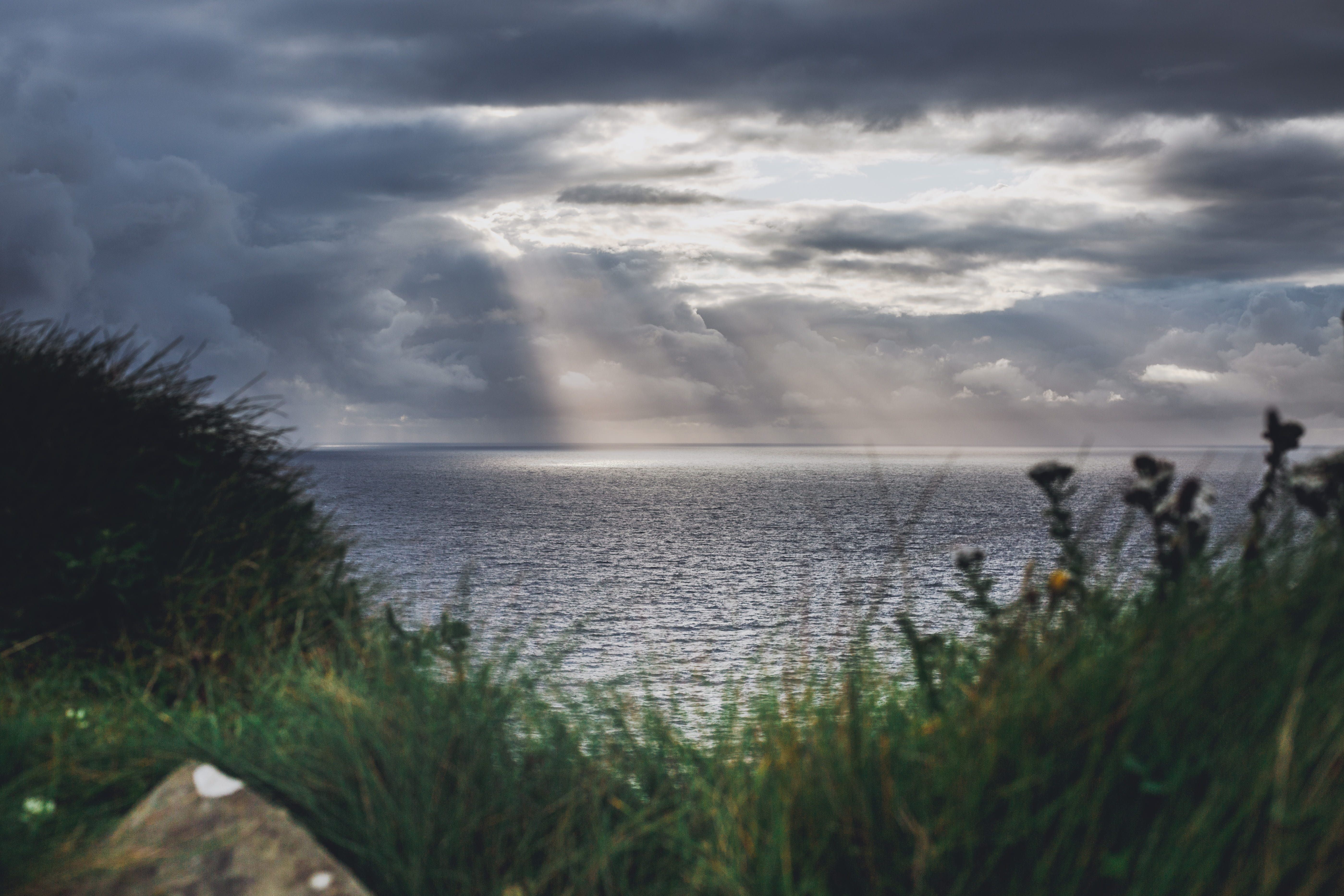 outdoors, ocean, horizon over water, 5K, beauty in nature, grass, nature, cloud - sky, sky, no people, sunet, cliffs, ireland, non-urban scene, land, tranquility, HD Wallpaper