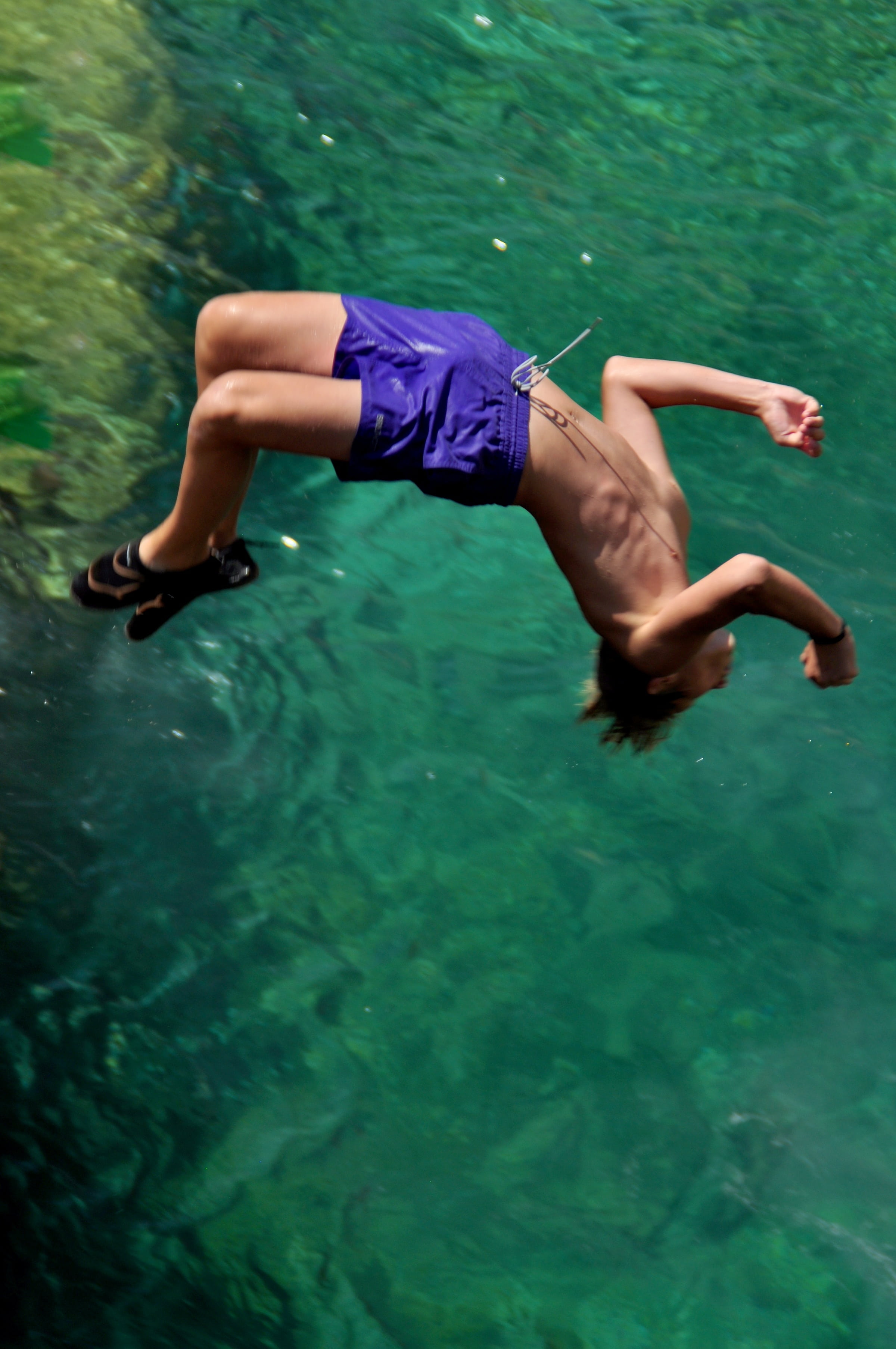 lifestyles, nature, jump, women, leisure activity, klipp springer, day, one person, clothing, boy, water, shorts, body, cliff jump, full length, swimwear, Phone HD Wallpaper
