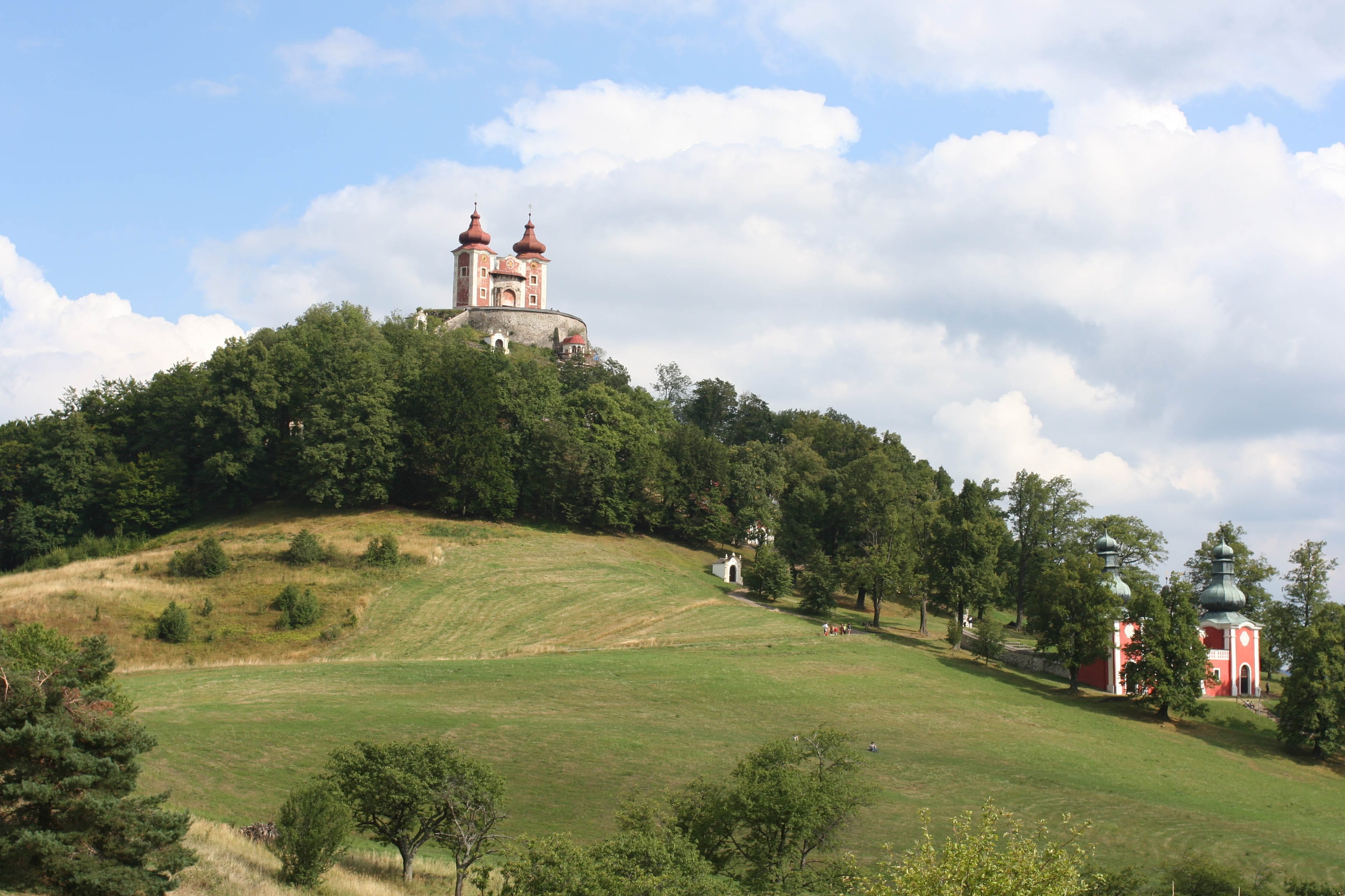 plant, the past, 2K, architecture, outdoors, banská štiavnica, cloud - sky, grass, religion, history, calvary, place of worship, nature, belief, sky, day, HD Wallpaper