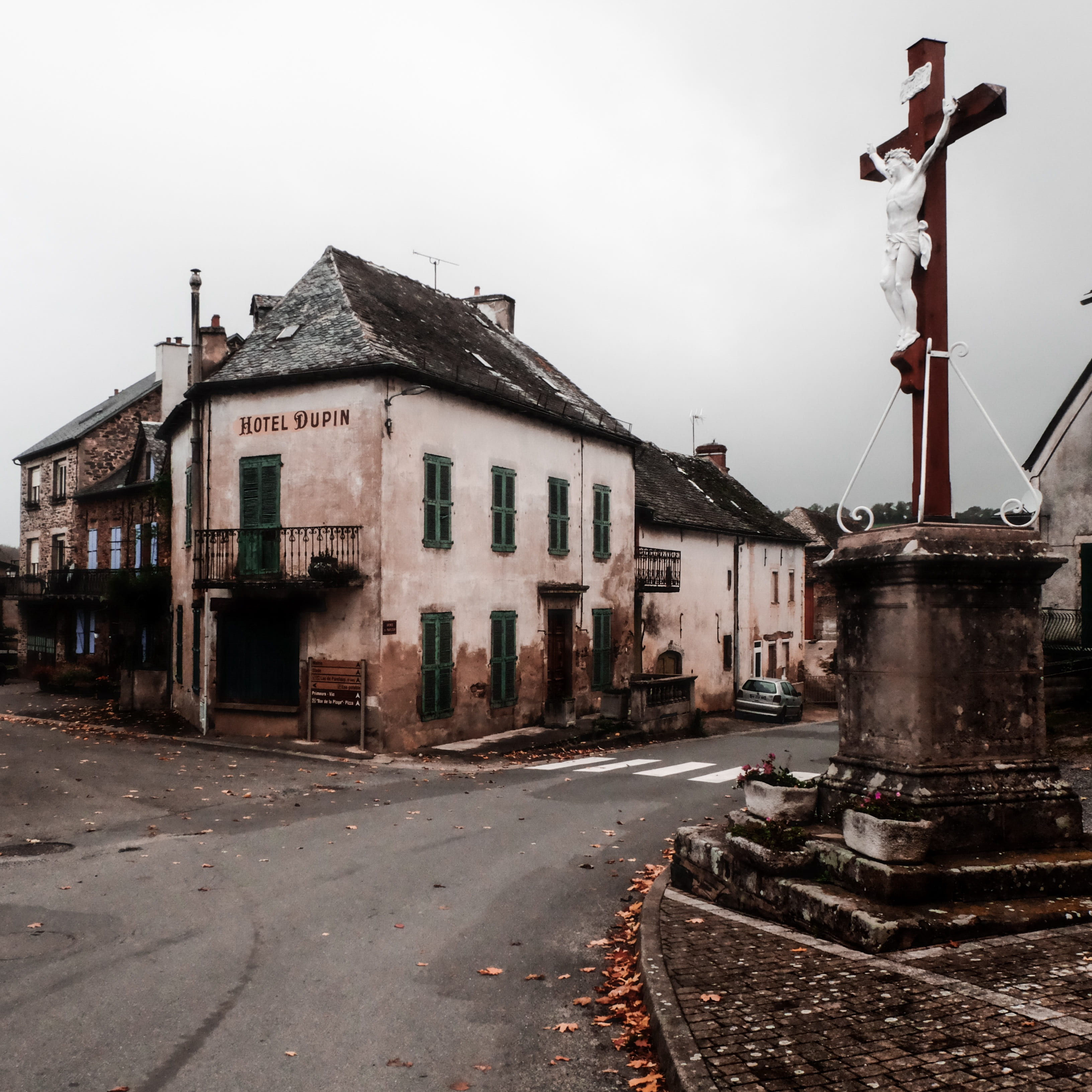abandoned, transportation, calvary, province, built structure, village, outdoors, hotel, aveyron, no person, architecture, building, residential district, Phone HD Wallpaper