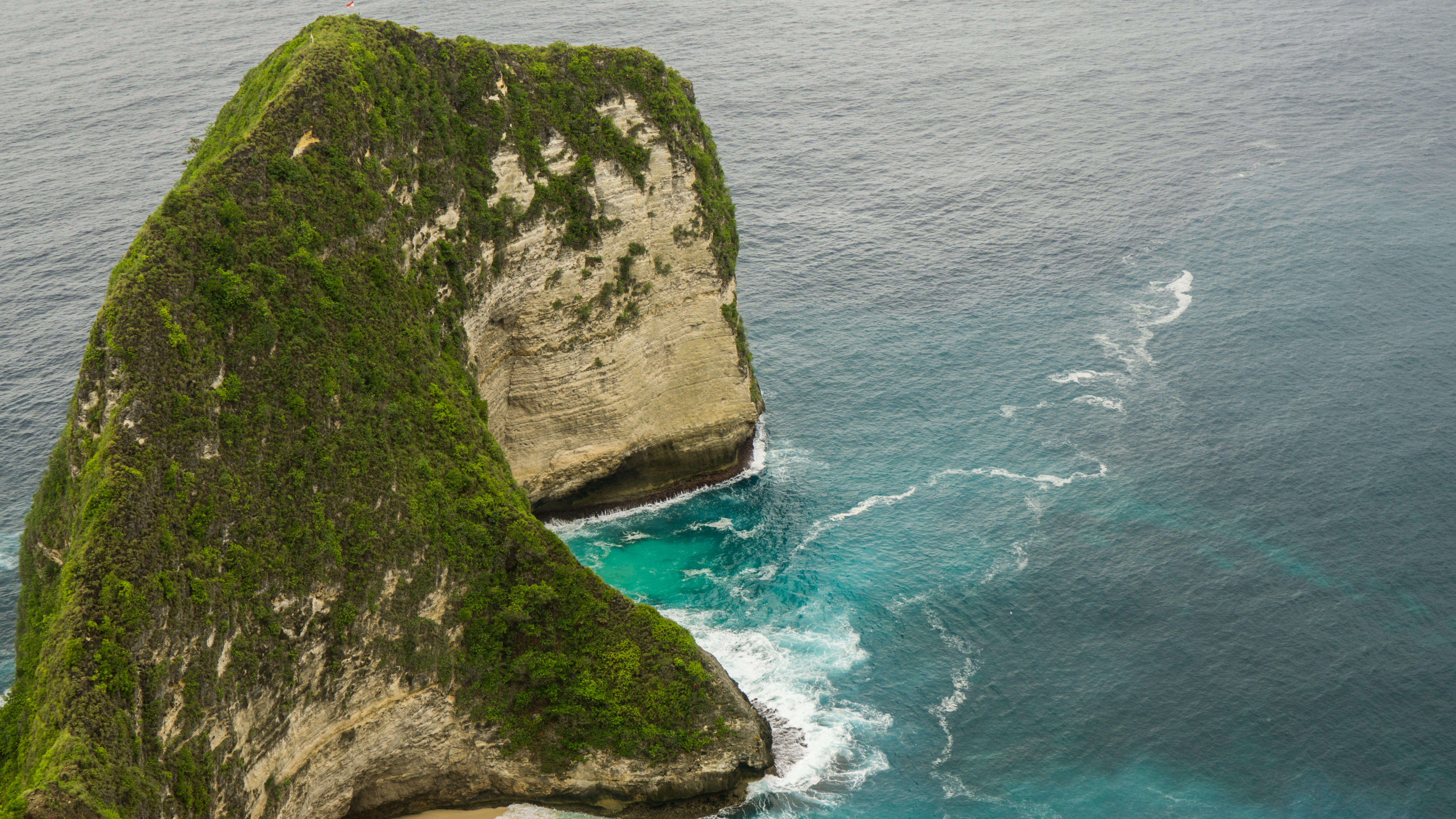 outdoors, turquoise colored, kelingking beach, beauty in nature, cliff, green color, calm, island, green, blue, rock - object, solid, dense, 5K, bali, HD Wallpaper
