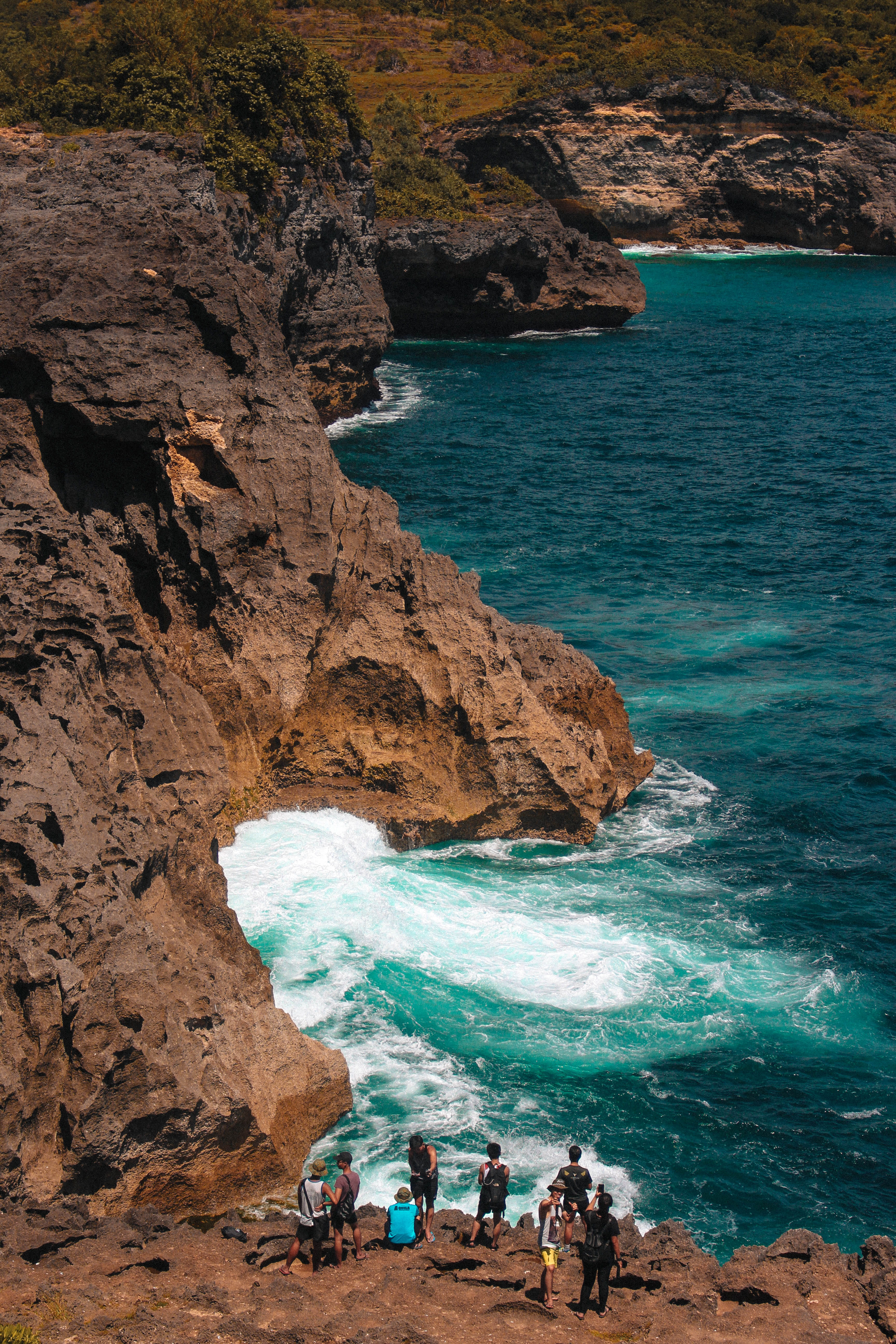 men, leisure activity, day, ocean, penida, rock, cliff, nusa, lost, lifestyles, water, sea, wave, group of people, rock - object, high angle view, real people, Phone HD Wallpaper