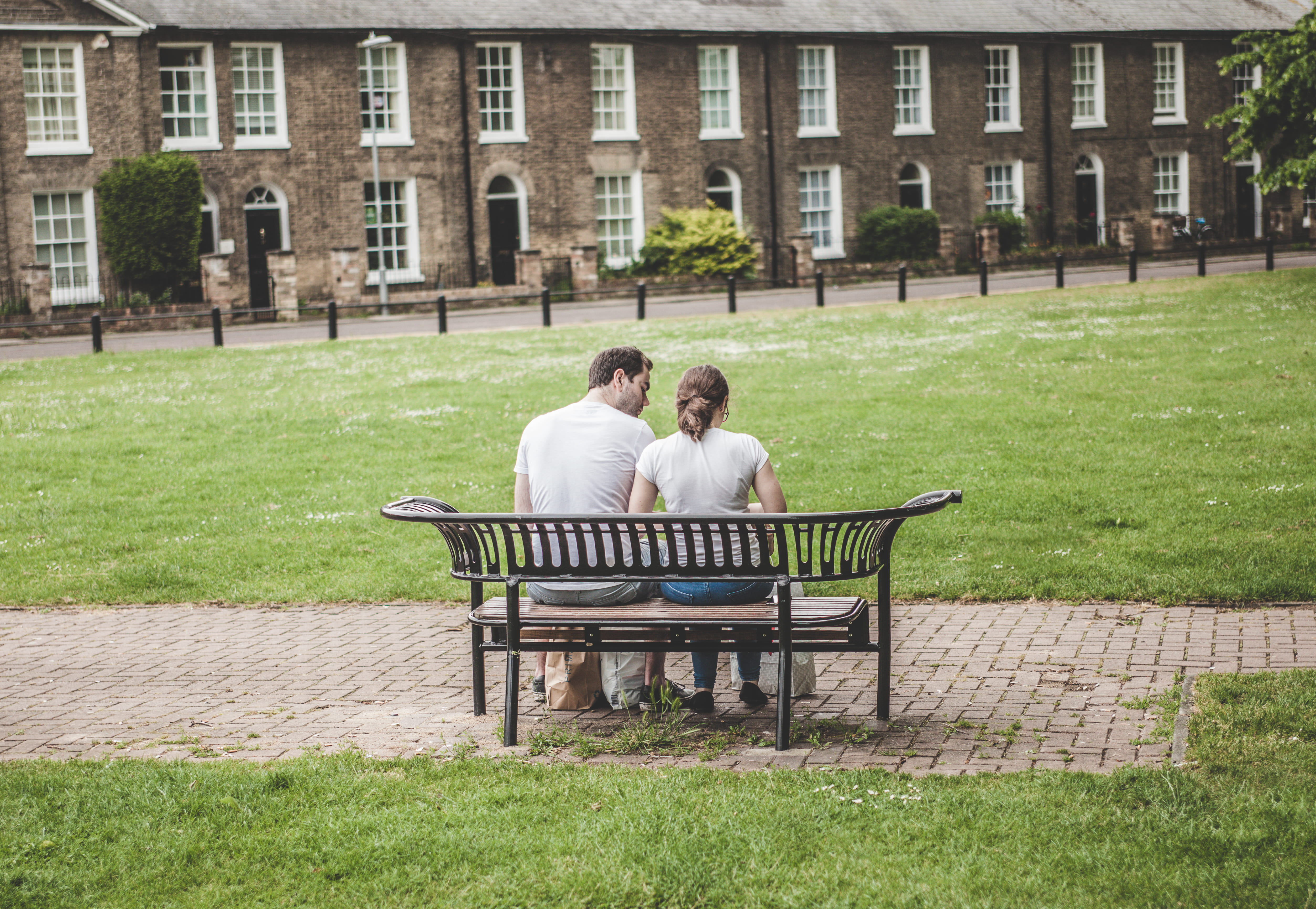 park, building, seat, positive emotion, daytime, real people, couple - Relationship, togetherness, sitting, wife, architecture, man and woman, people, day, HD Wallpaper