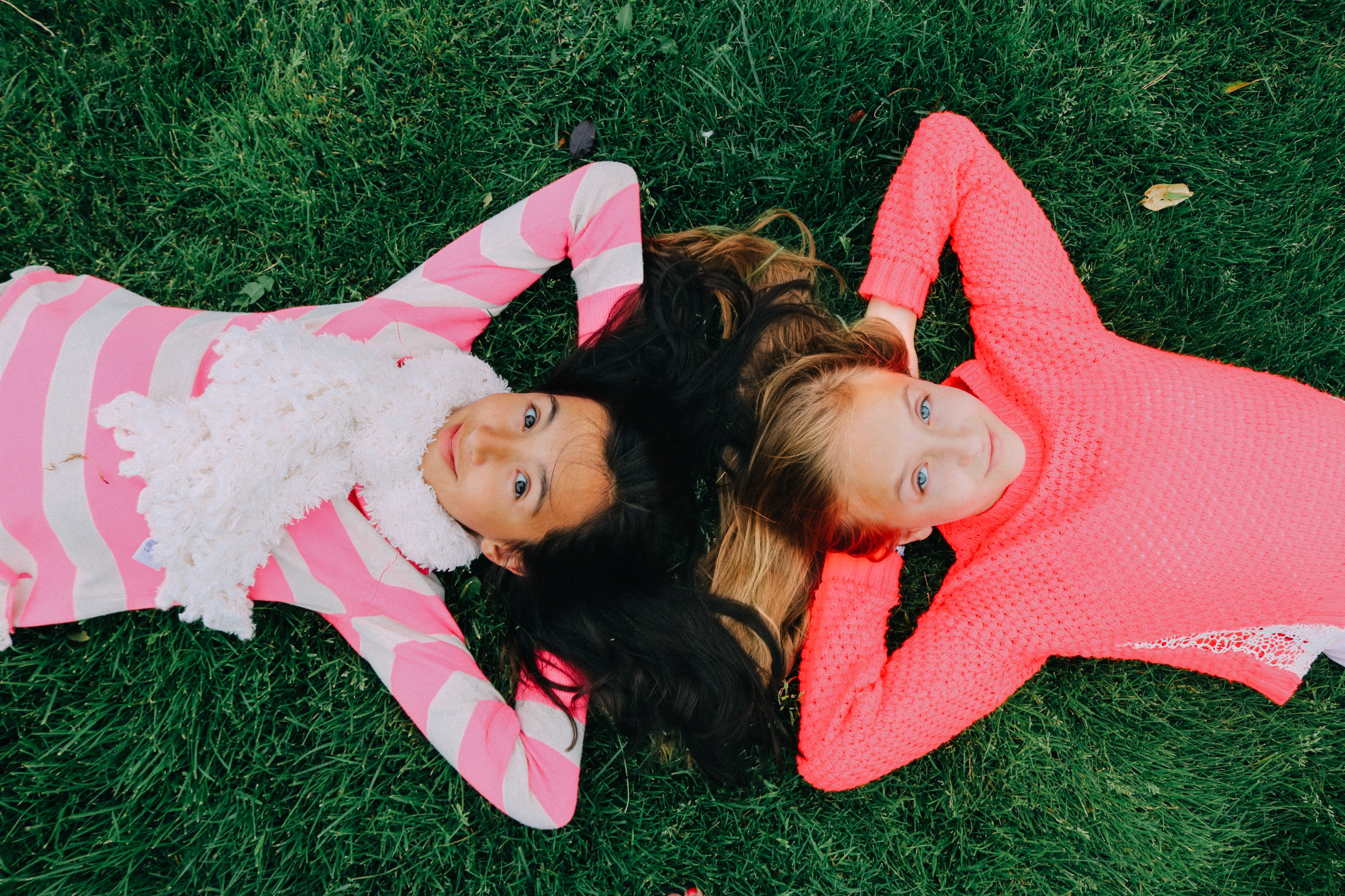 relaxation, young, secret, faces, plant, happiness, daytime, child, portrait, smile, togetherness, lifestyle, friends, outdoors, caucasian Ethnicity, joy, HD Wallpaper