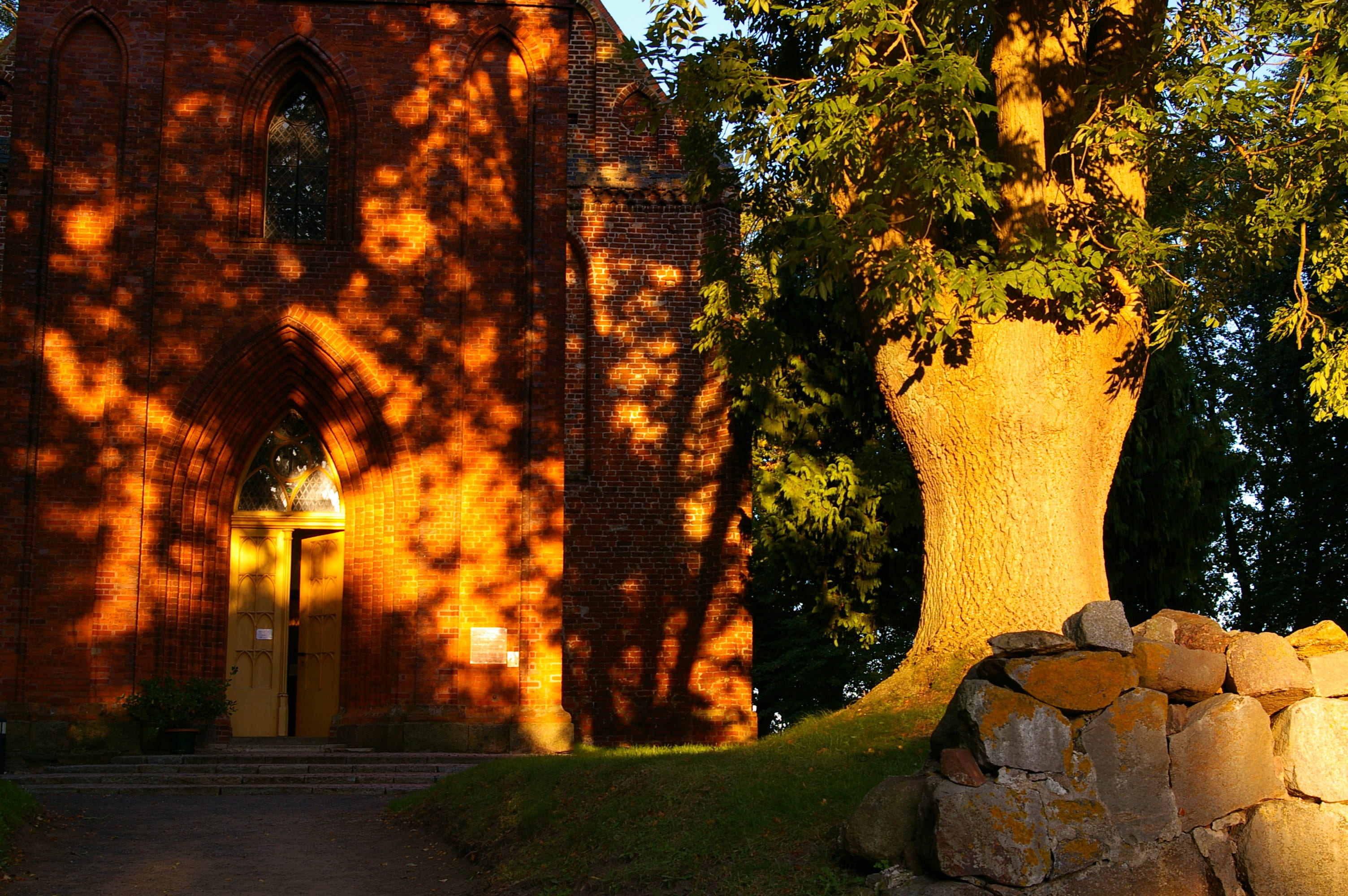 ray of hope, dark, orange, 2K, chapel, lichtblick mood, atmosphere, twilight, outline, park, trunk, street light, no people, architecture, tribe, nature, HD Wallpaper
