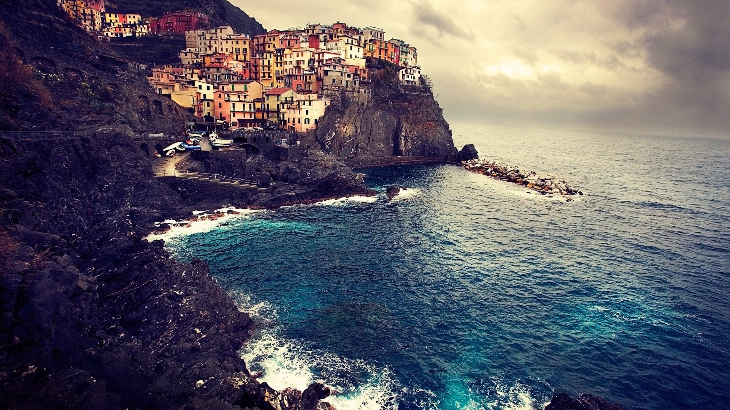 2K, rock - object, building exterior, sea, cloud - sky, house, coastline, city, architecture, nature, rock, sky, built structure, Manarola, land, cliff, HD Wallpaper