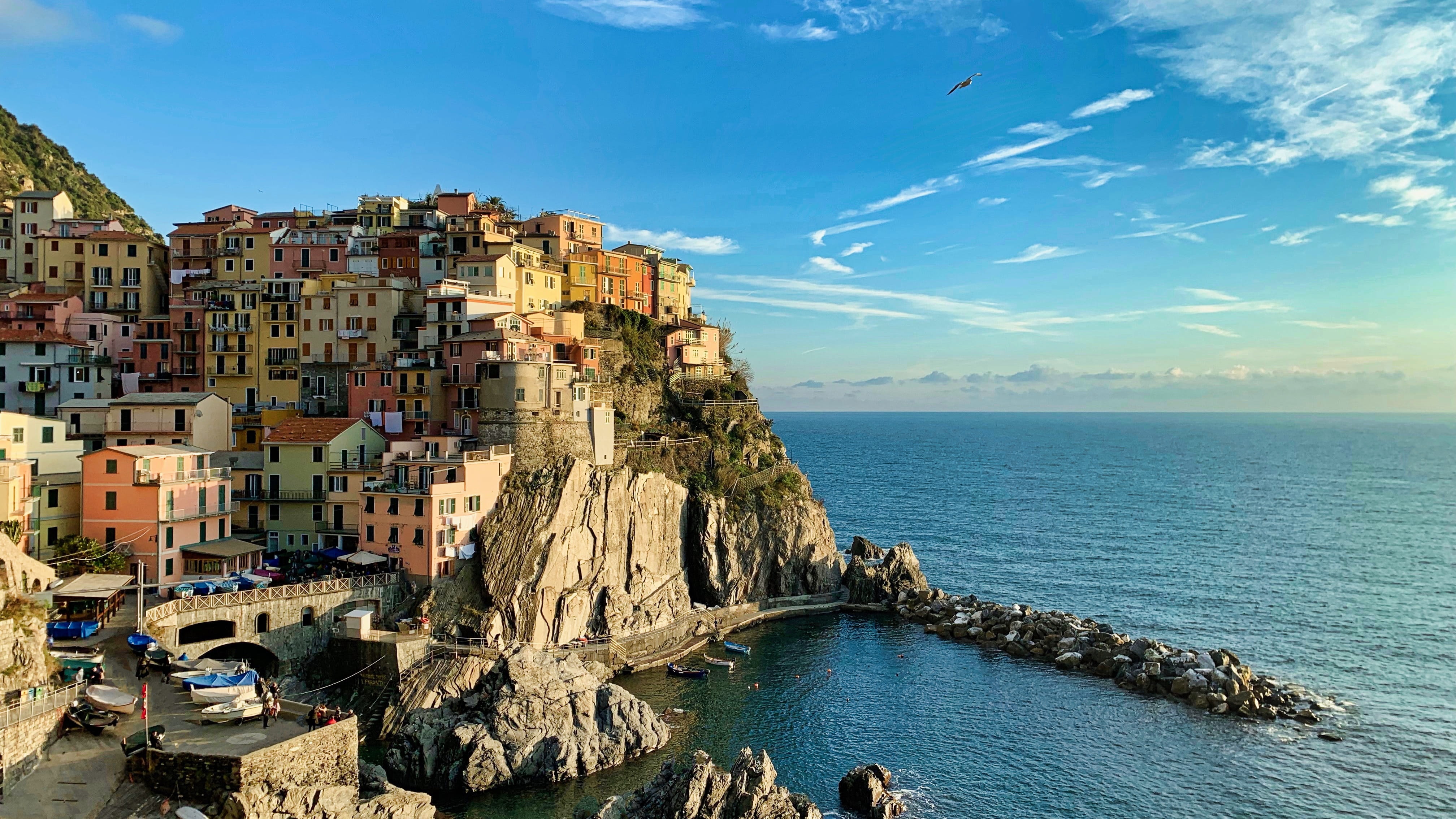 italy, outdoors, horizon, sunlight, village, land, residential district, crowd, horizon over water, building exterior, townscape, 4K, sea, landscape, water, HD Wallpaper