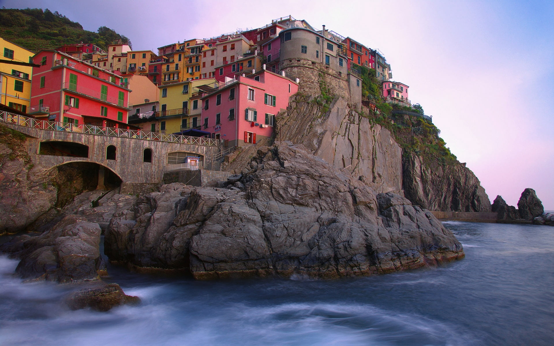 cinque Terre, vacations, mediterranean Sea, building exterior, coastline, buildings, sky, built structure, mountains, travel, manarola, rock formation, HD Wallpaper