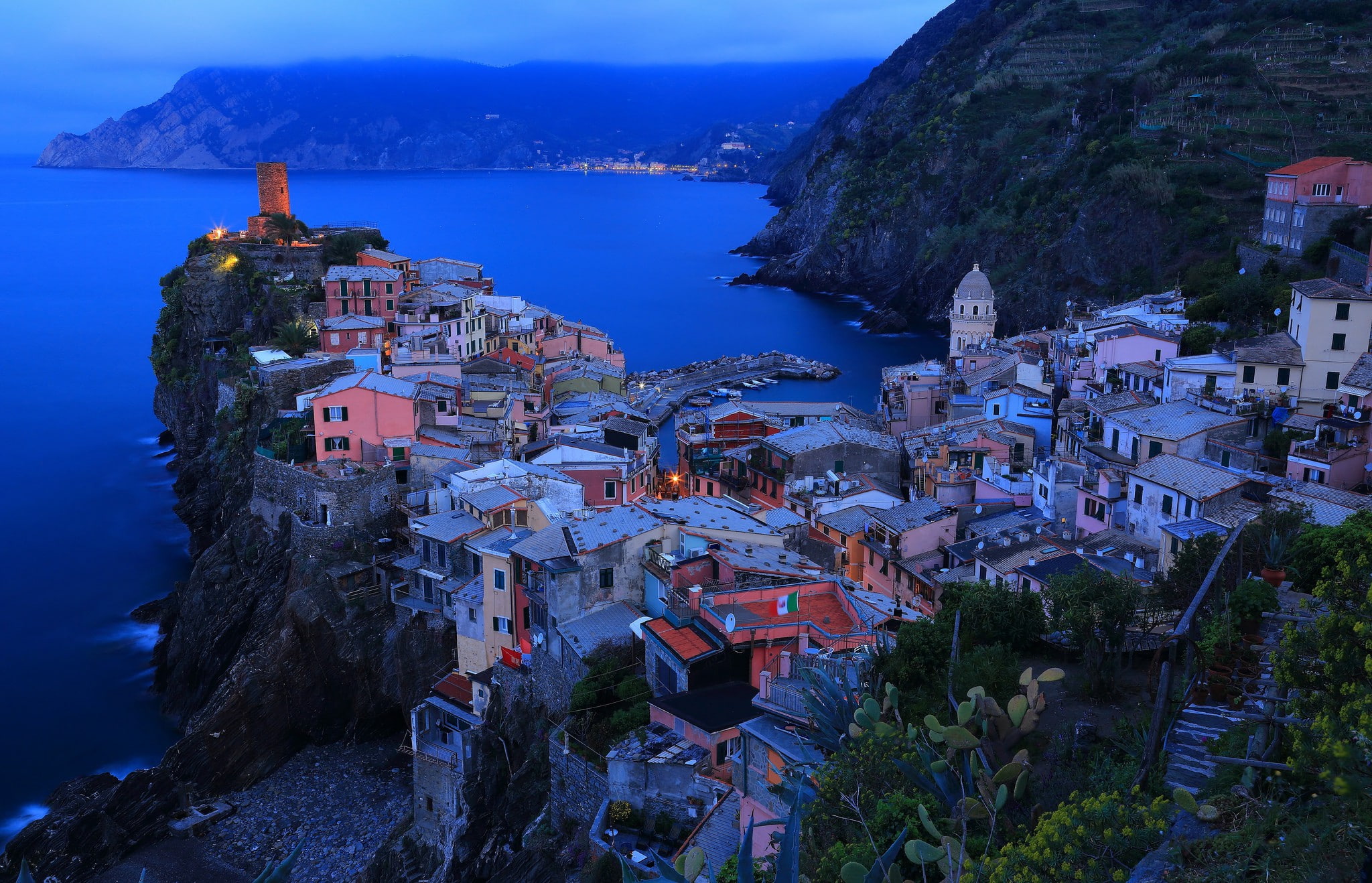 houses, Italy, lights, rocks, 1080P, night, sea, city, HD Wallpaper