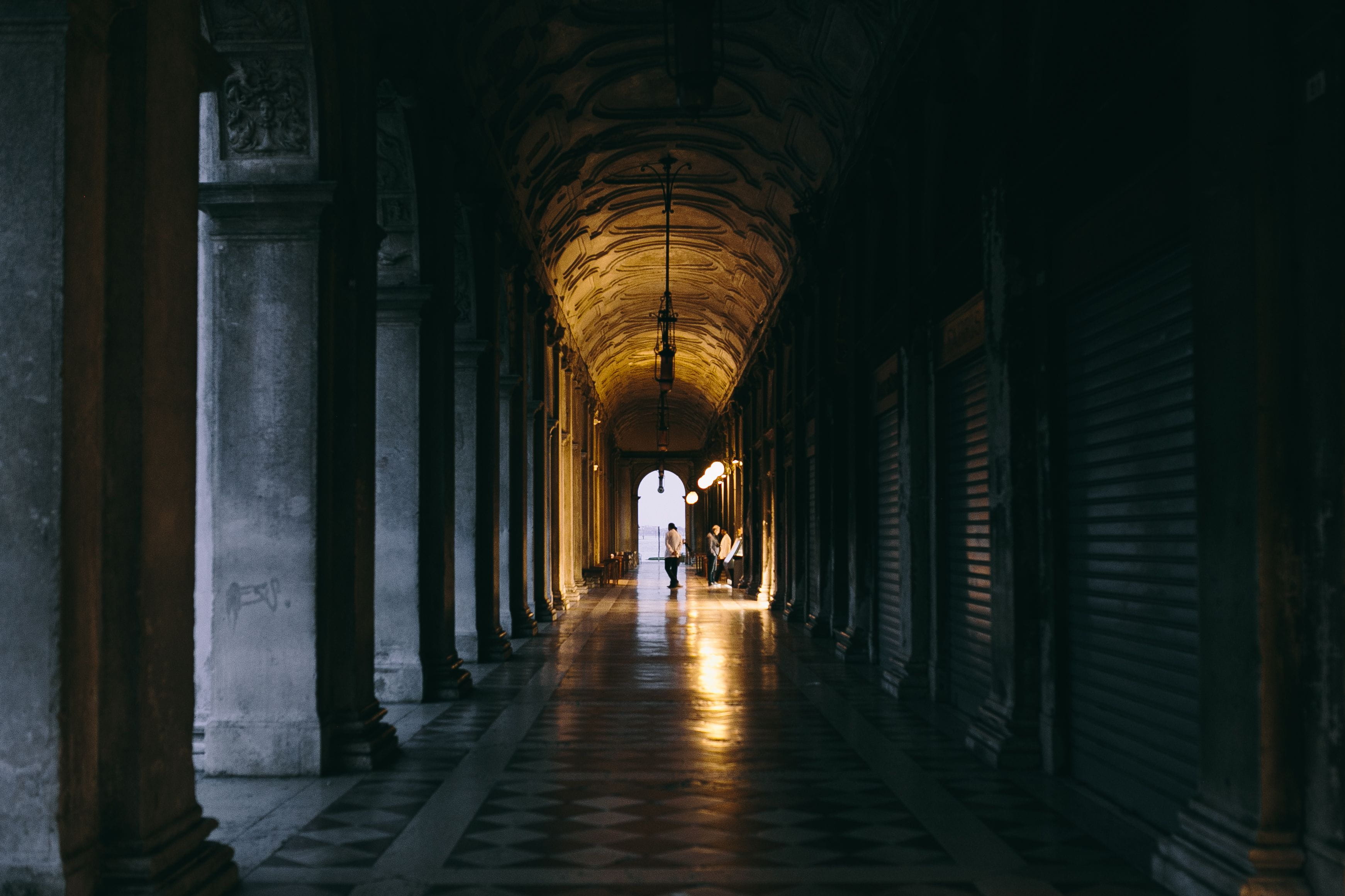 one person, lifestyles, arch, trip, building, venive, day, veneto, arcade, real people, buildings, venezia, old, 2K, dark, Italy, flooring, indoors, old town, HD Wallpaper