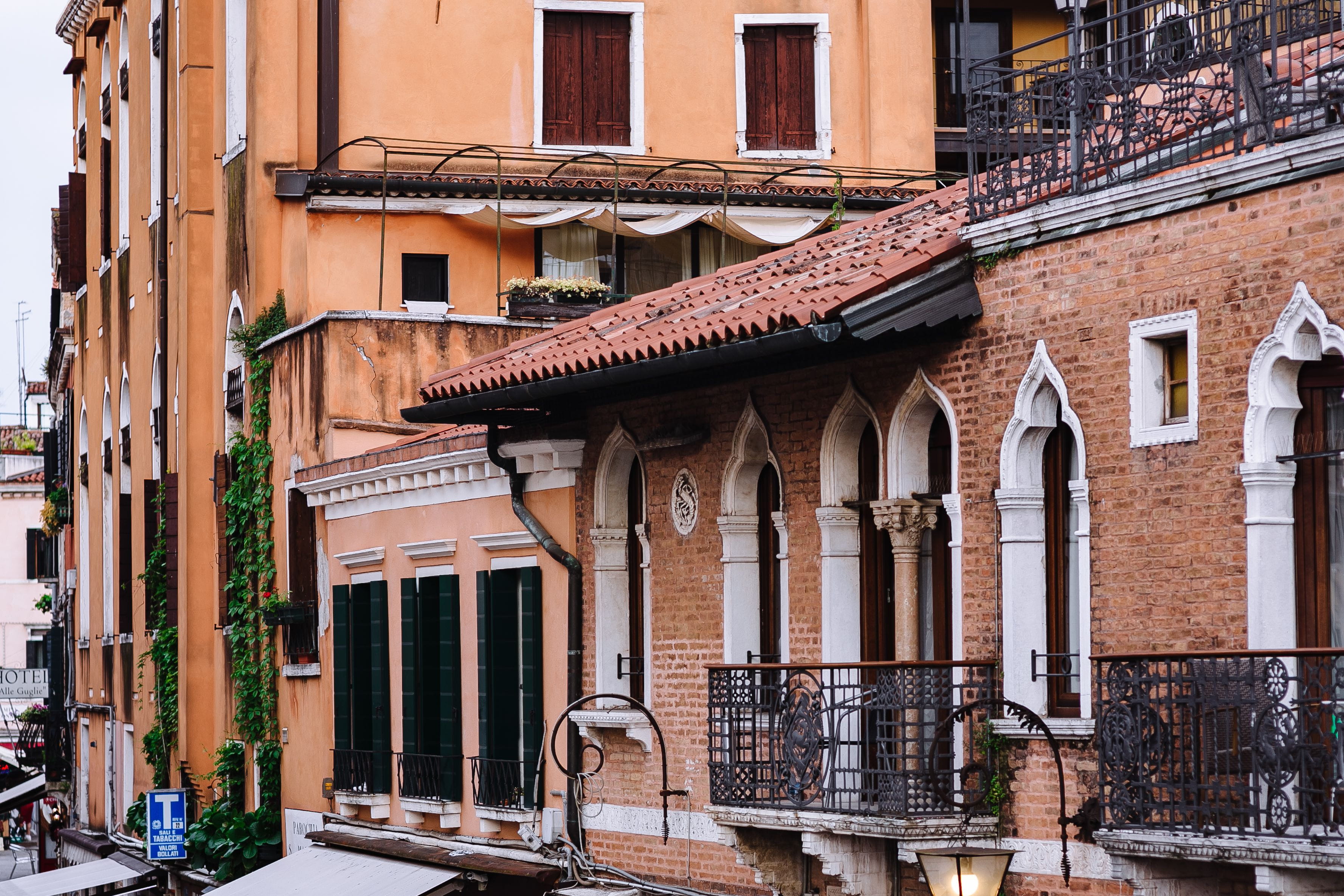 Europe, urban Scene, railing, arch, trip, roof tile, mediterranean, 2K, built Structure, row house, cultures, town, nature, venice, outdoors, Venice, the past, HD Wallpaper