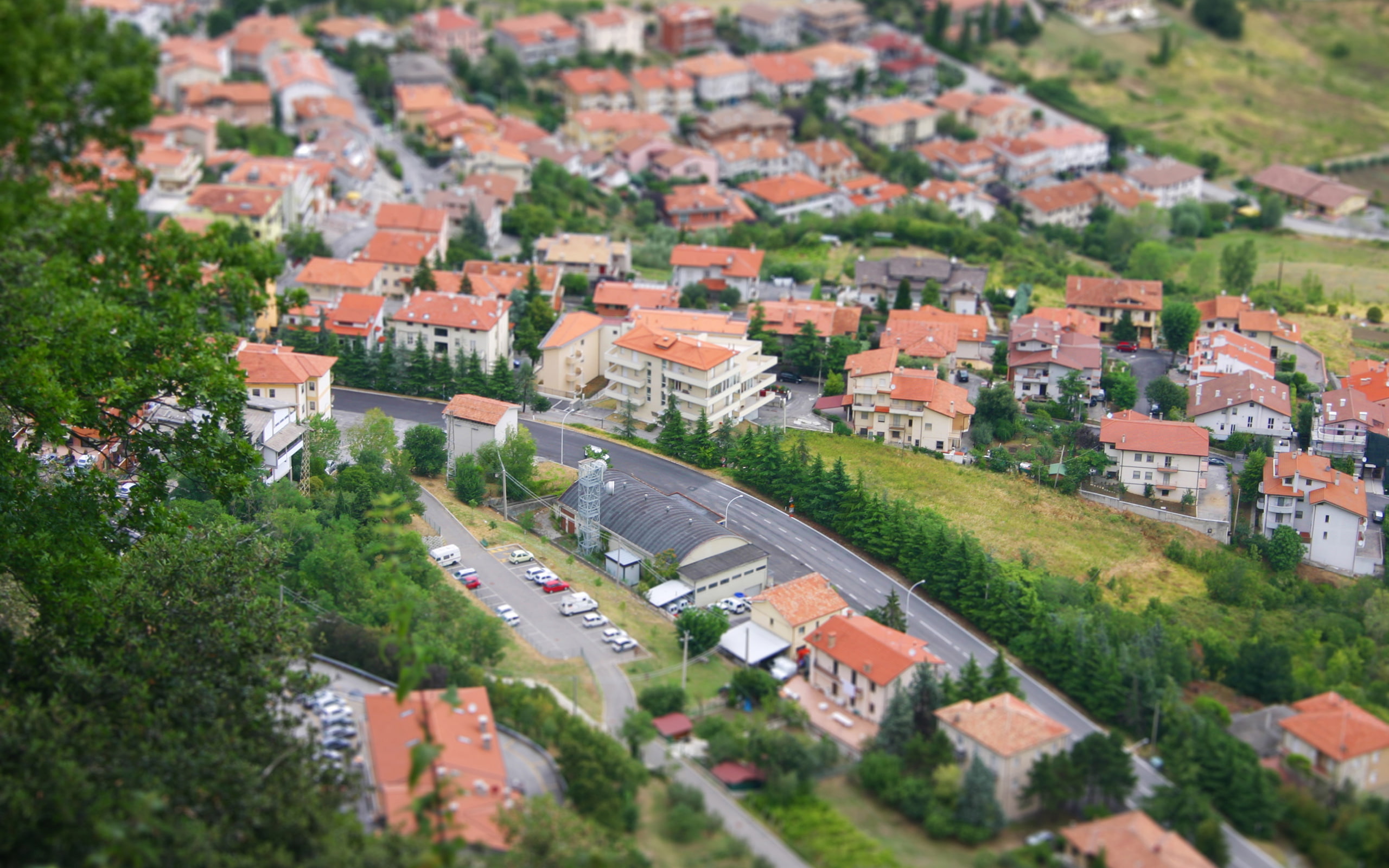transportation, tilt-shift, mode of transportation, photography, cityscape, roof, landscape, high angle view, townscape, plant, 2K, architecture, car, HD Wallpaper