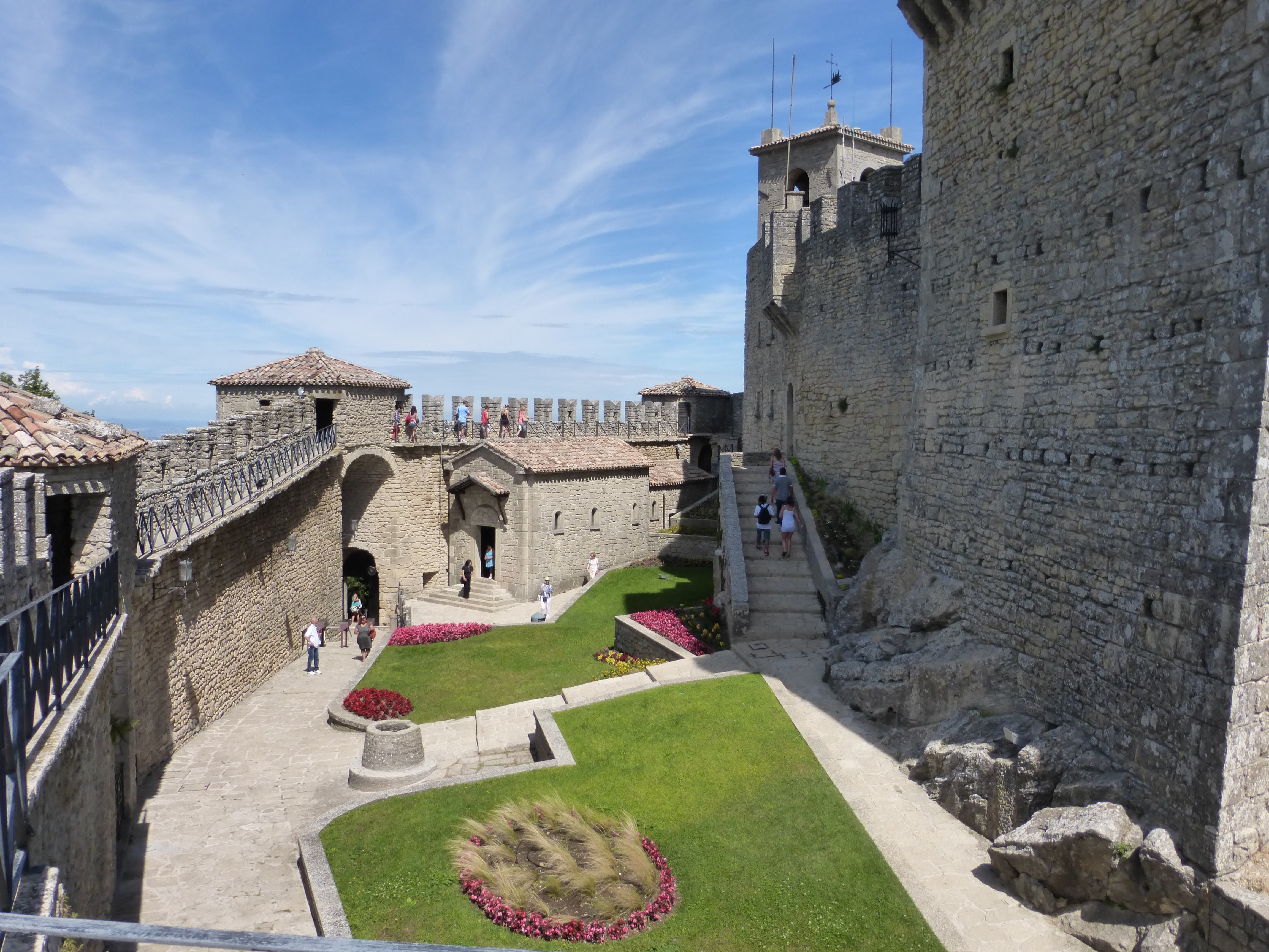 stone wall, the past, castle, buildings, tourism, incidental people, 4K, old, plant, nature, famous Place, building exterior, wall, architecture, travel destinations, HD Wallpaper