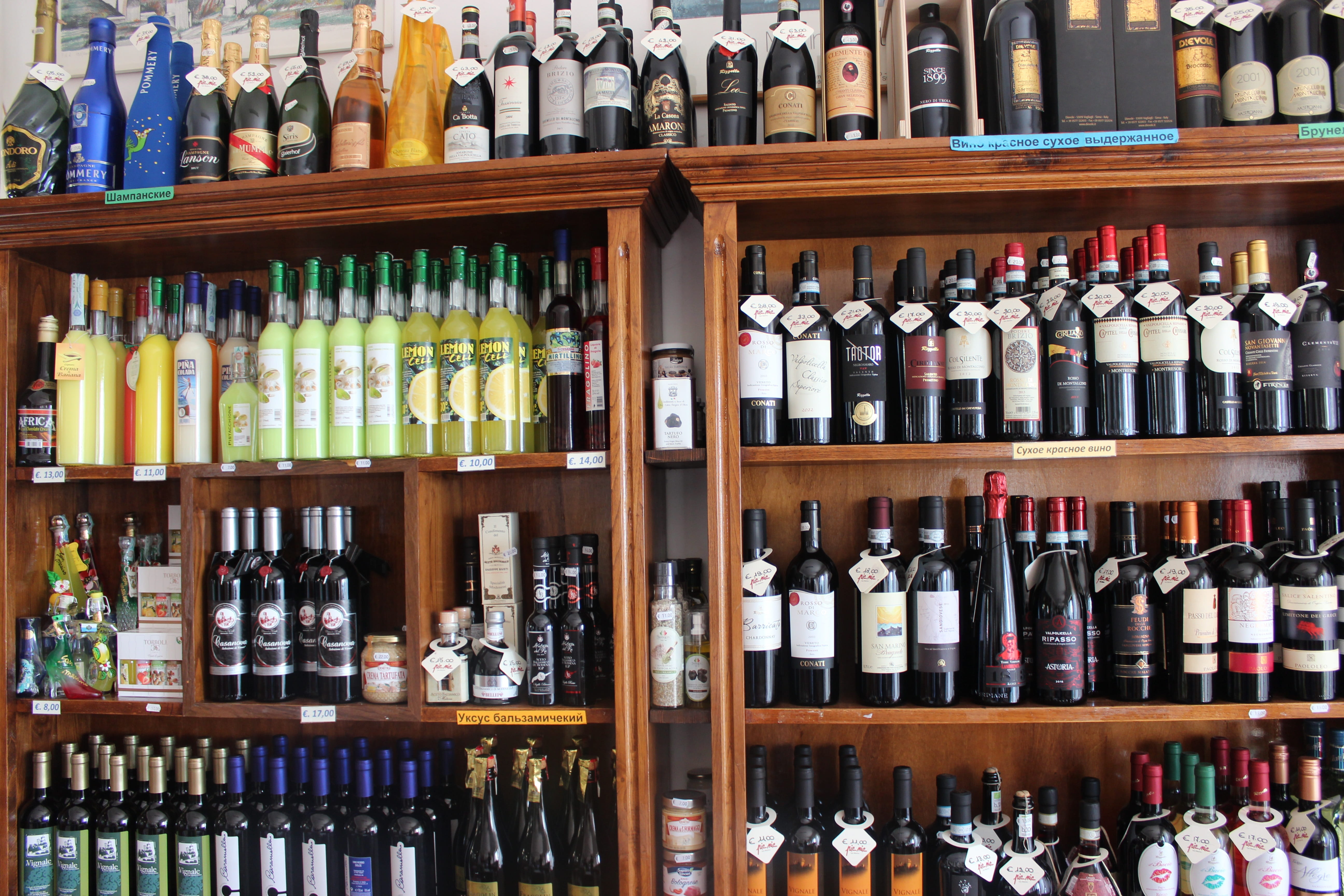 large group of objects, in a row, indoors, bottle, wine bottle, choice, order, sale, refreshment, side by side, collection, san marino, wine, travel, alcohol, HD Wallpaper