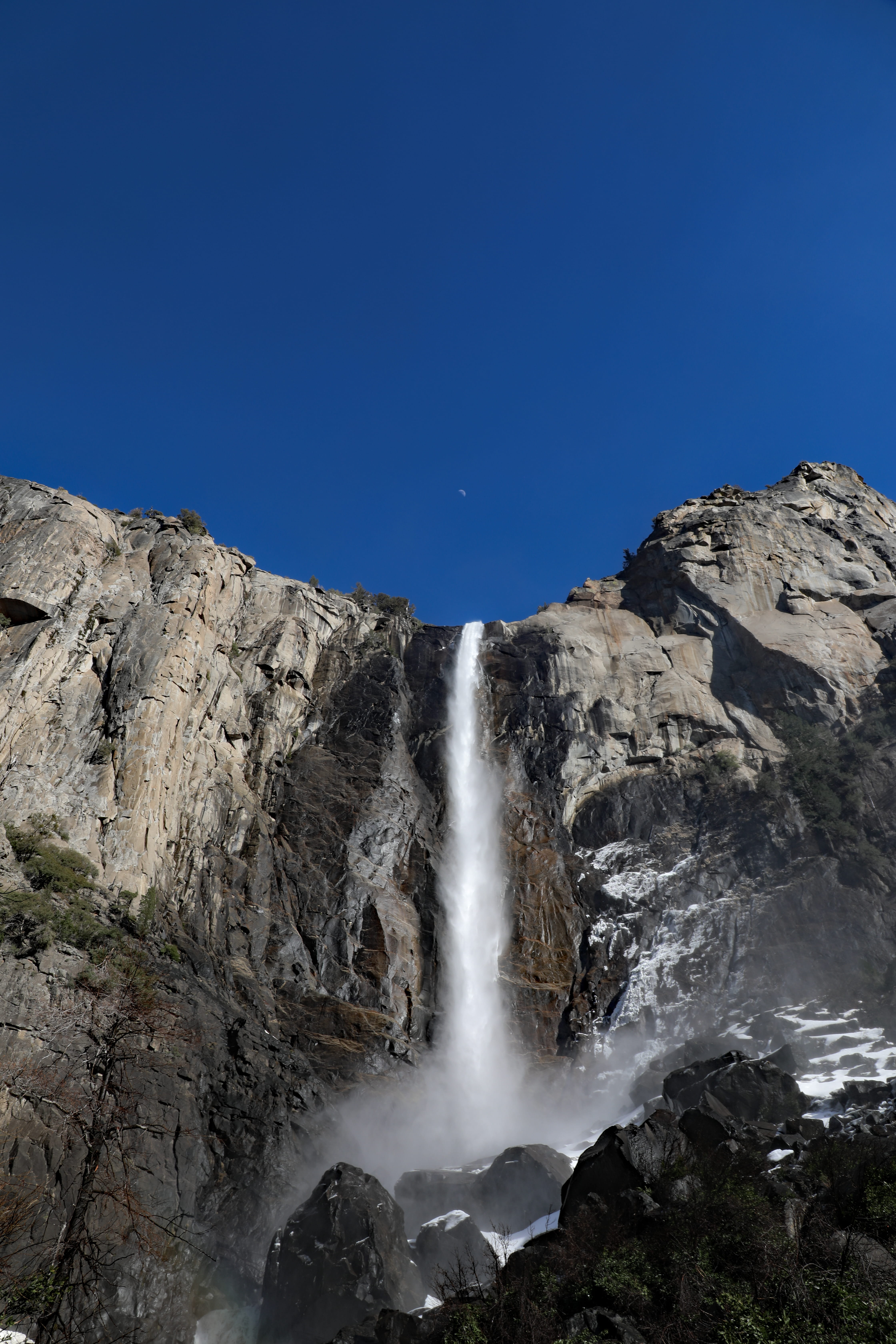 sky, land, brideveil falls trail, yosemite, flowing water, scenery, rocks, cliff, bridalveil falls, non-urban scene, 5K, nature, day, outdoors, solid, Phone HD Wallpaper
