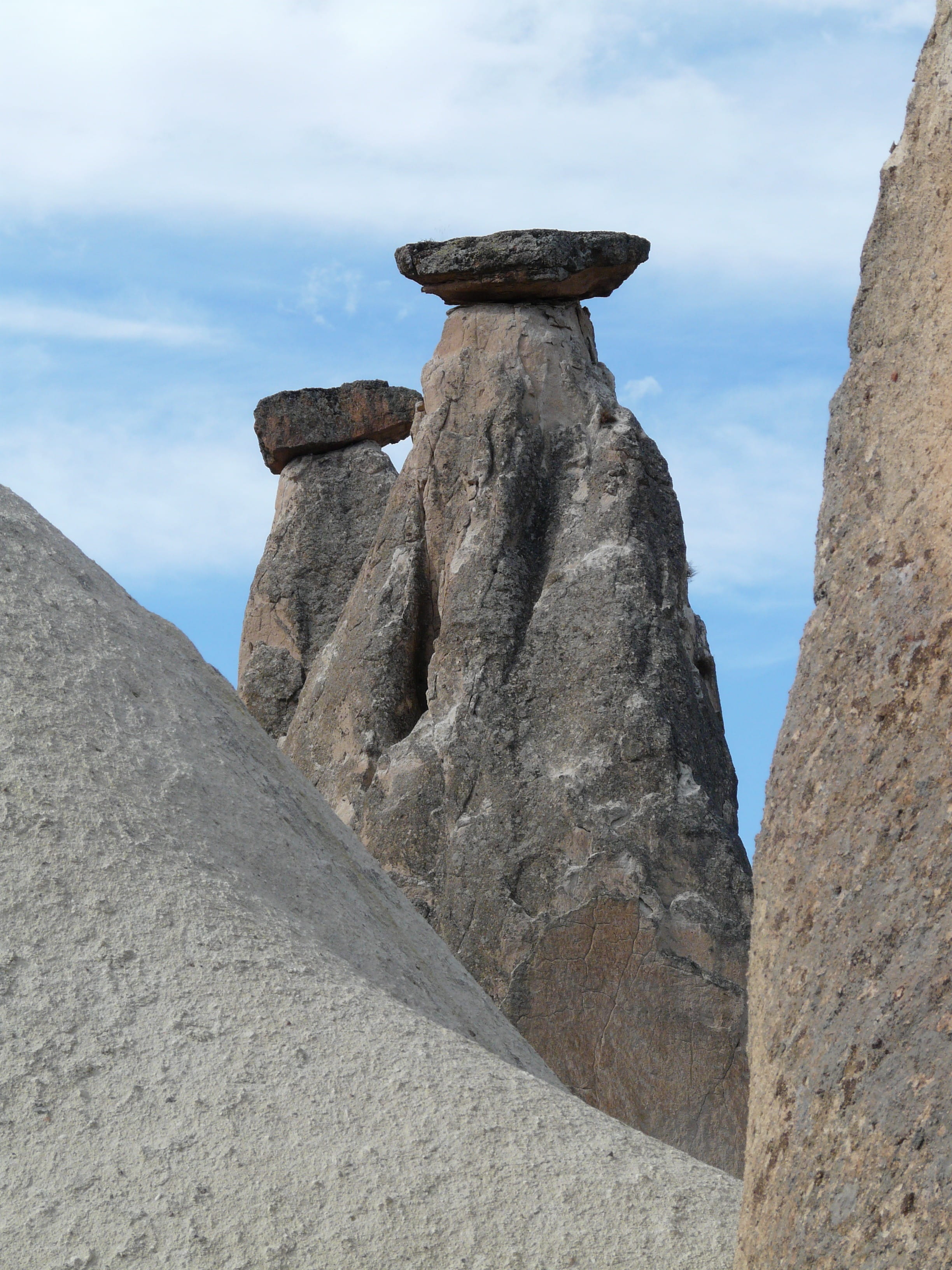 tufa, rock formation, ürgüp, tranquil scene, textured, rock - object, graces, balance, three, nature, caffrey gabelfelsen, low angle view, fairy chimneys, Phone HD Wallpaper