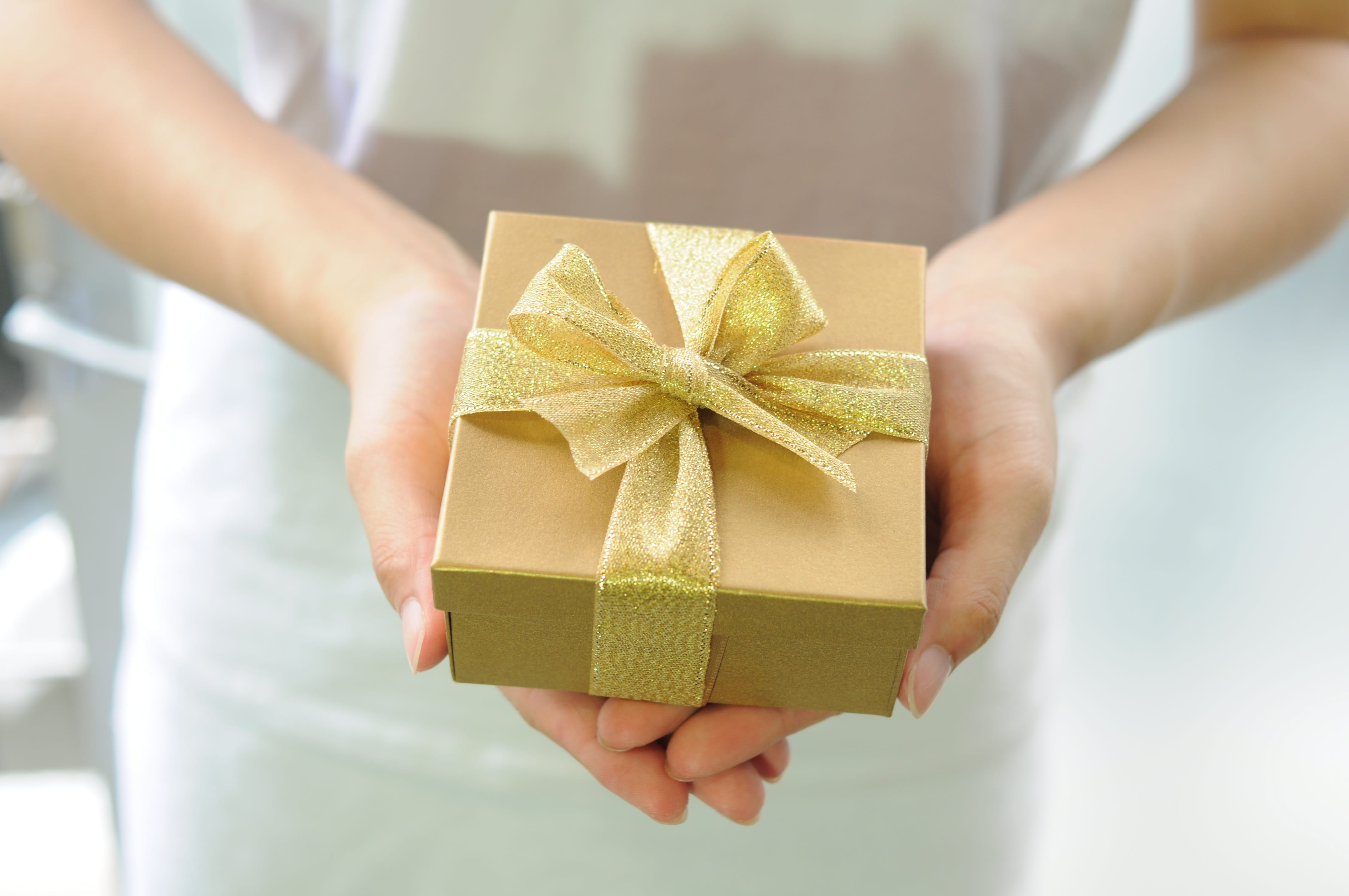 caucasian Ethnicity, Gifts, holding, females, celebration Event, midsection, indoors, Packaging, human Hand, hand, celebration, one woman only, container, HD Wallpaper