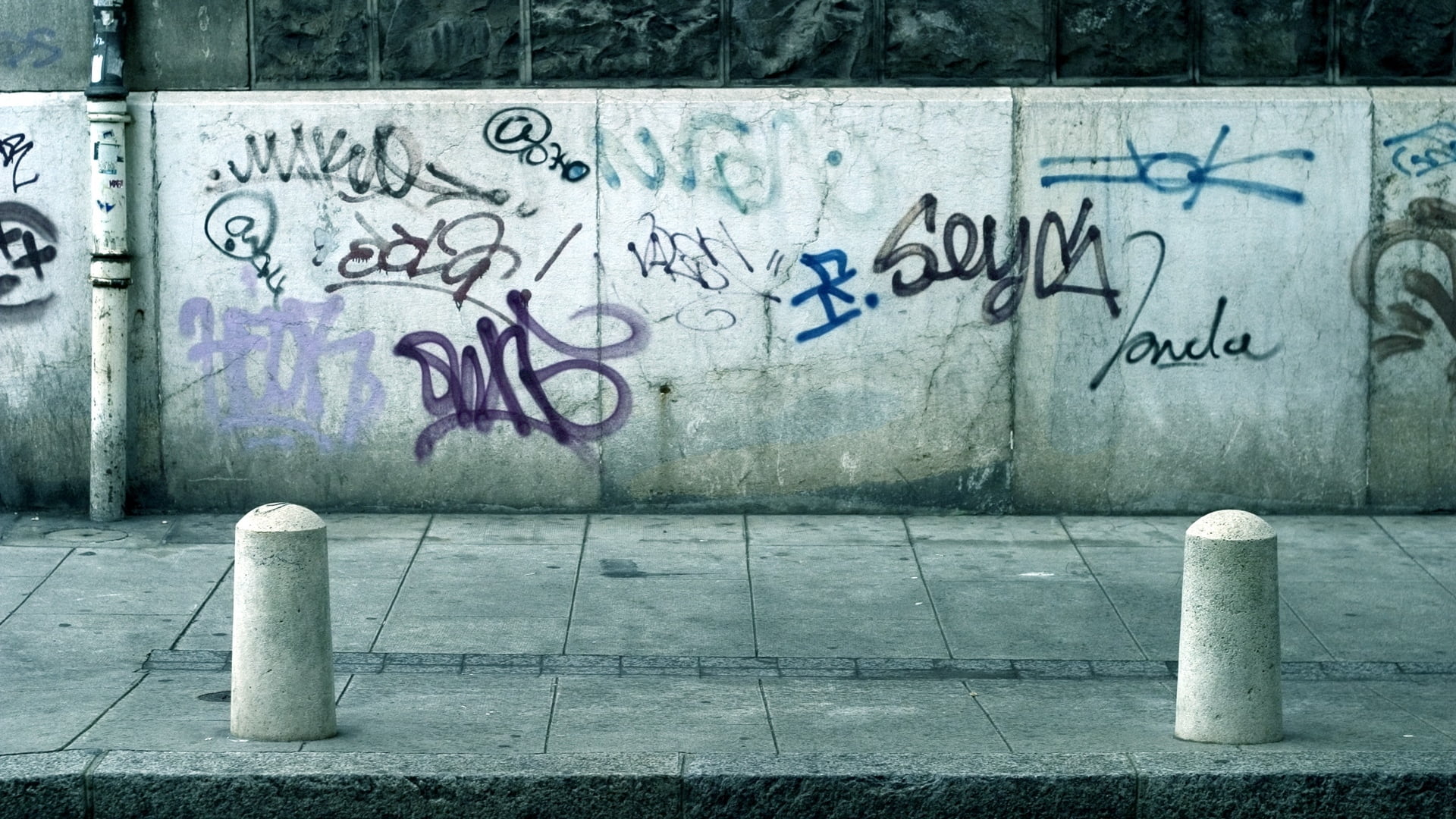 built structure, day, footpath, symbol, columns, messy, sidewalk, outdoors, city, concrete, western script, communication, social issues, wall, no People, HD Wallpaper
