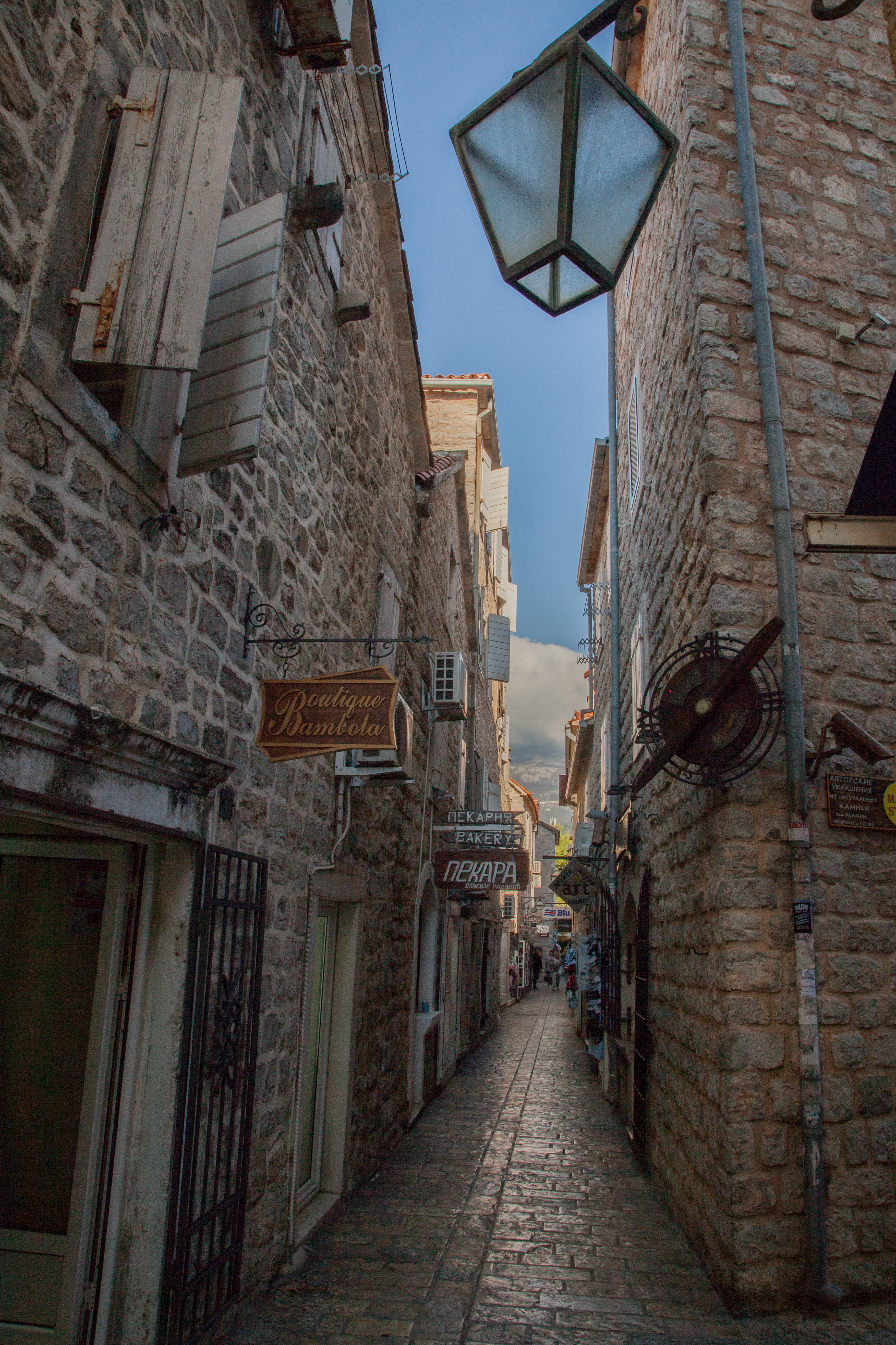 building exterior, building, day, footpath, street, 5K, residential district, budva, light, diminishing perspective, city, montenegro, old, nature, built structure, Phone HD Wallpaper