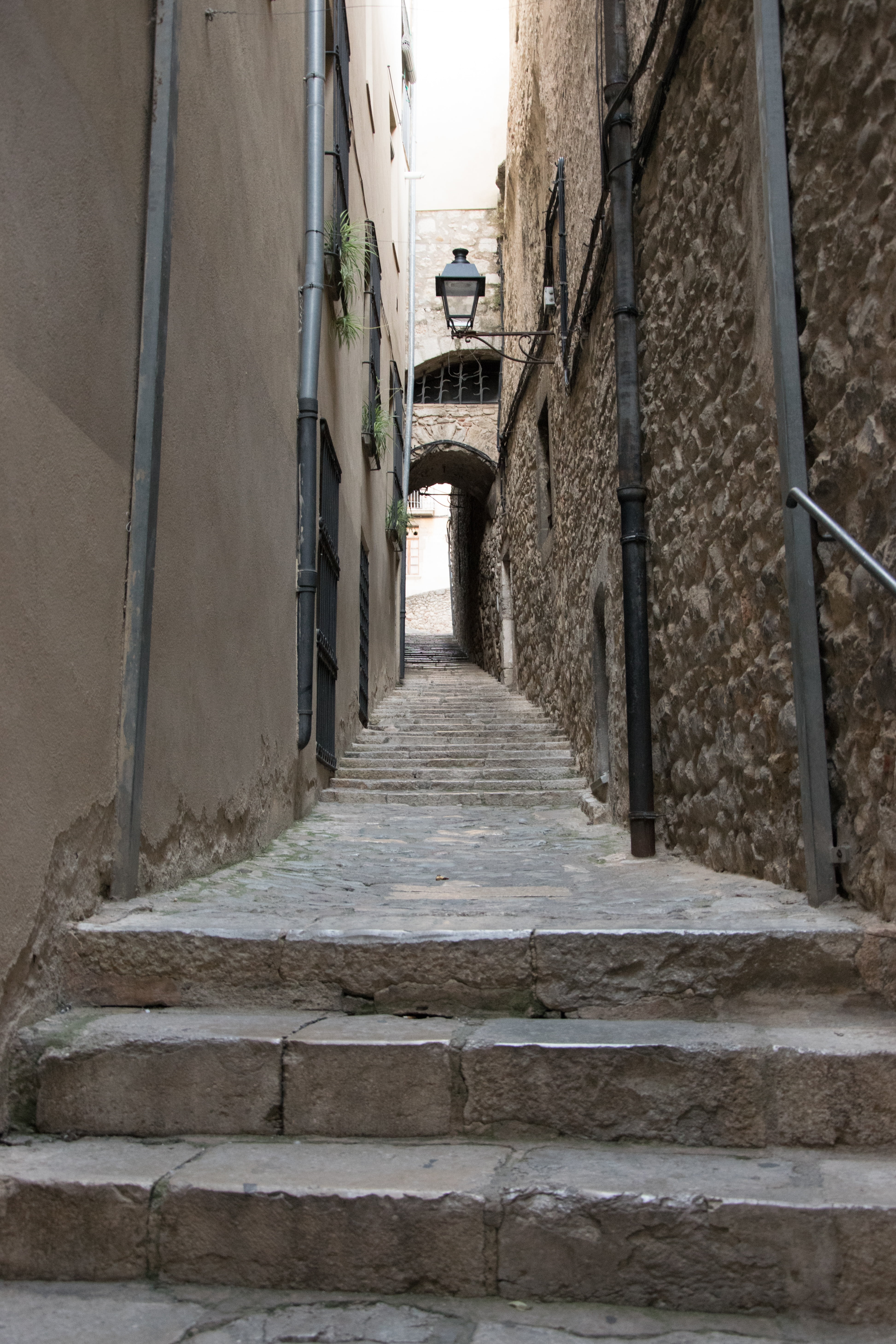 gerona, building exterior, architecture, low angle view, built structure, empty, narrow, staircase, outdoors, railing, residential district, building, alley, Phone HD Wallpaper