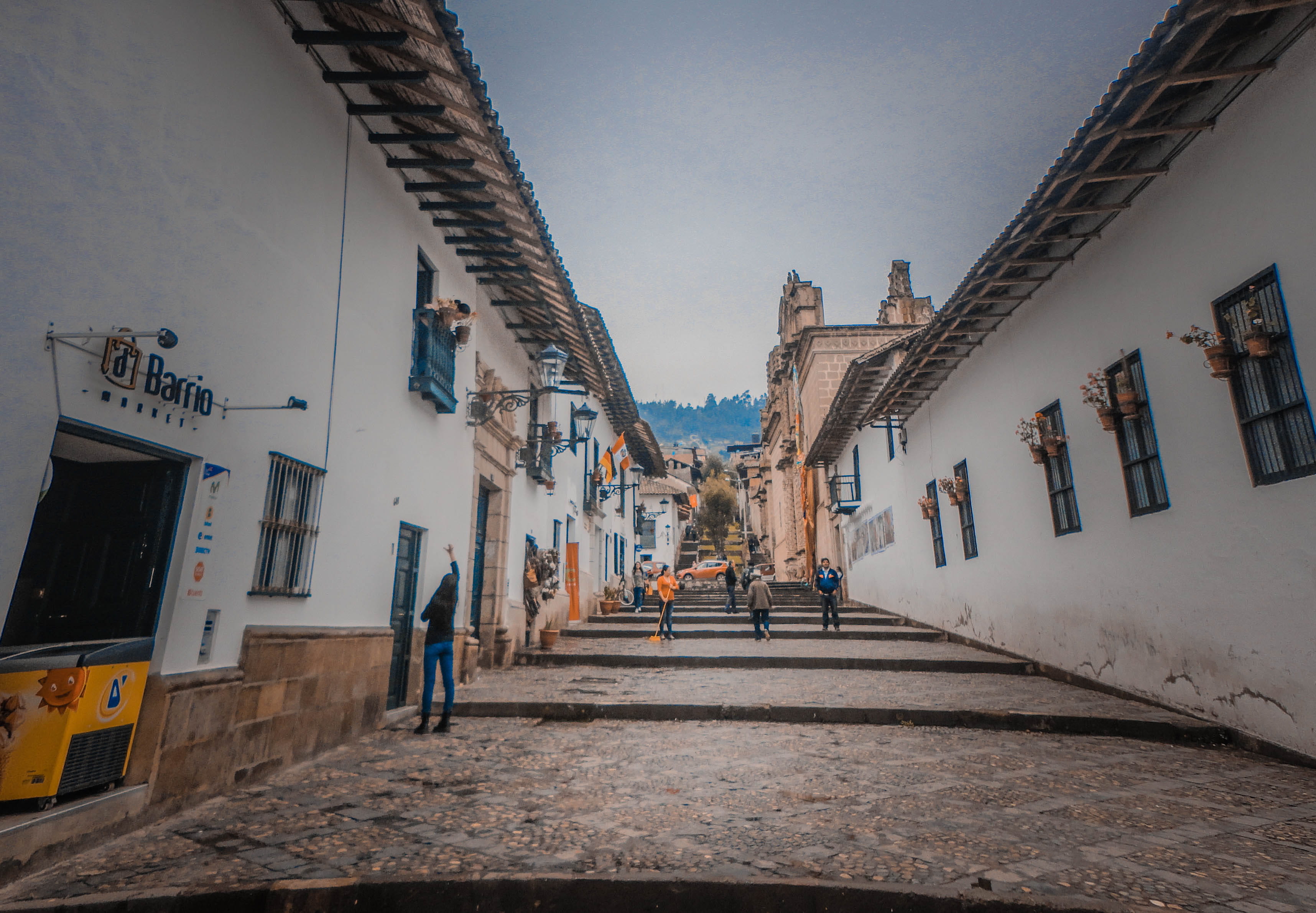 day, perú, built structure, urban, cajamarca, direction, building exterior, outdoors, sign, daytime, sidewalk, 2K, person, footpath, street, building, HD Wallpaper