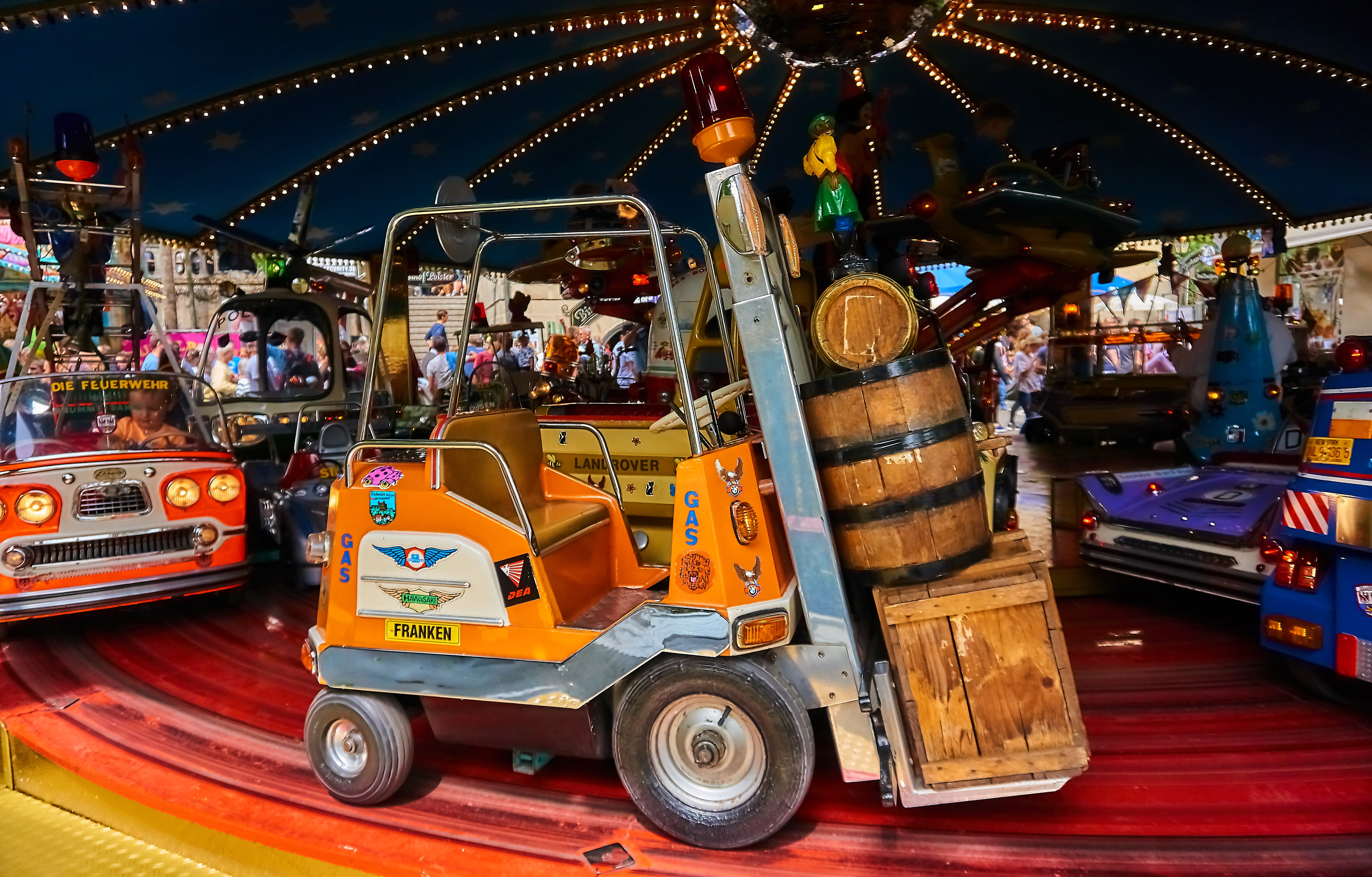 day, amusement park, land vehicle, pleasure, 5K, transportation, fairground, enjoyment, carnies, illuminated, turn, incidental people, motor vehicle, city, HD Wallpaper