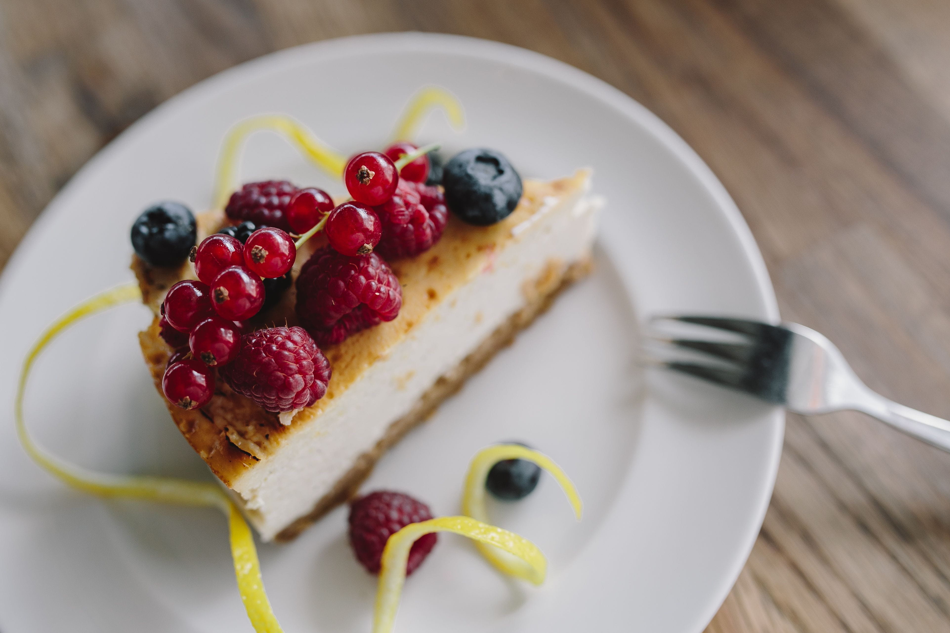sweet, kitchen utensil, bakery, dessert, food, ready-to-eat, Currants, Berry, indoors, close-up, freshness, tart - dessert, blueberry, cream, temptation, HD Wallpaper