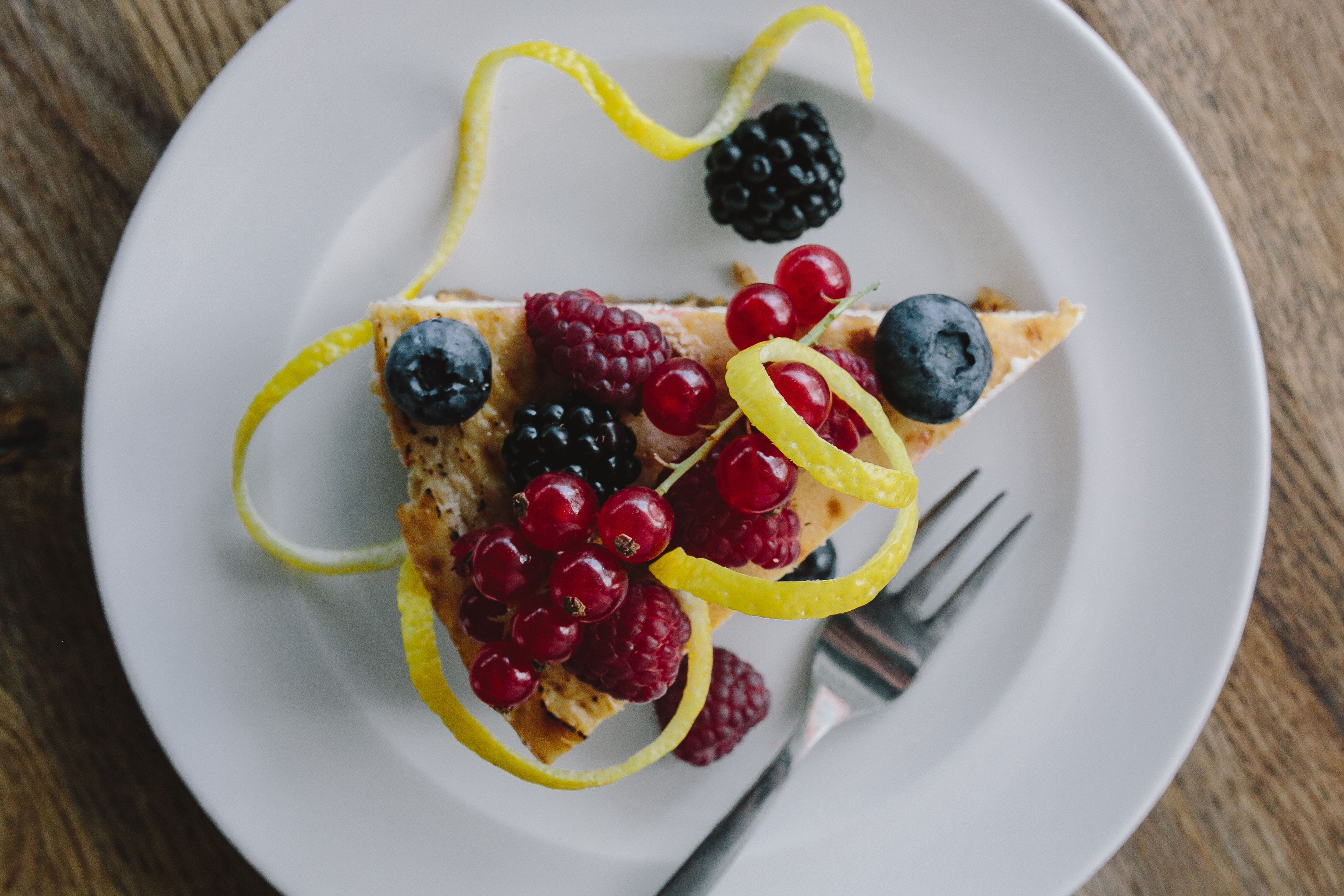 Berry, food And Drink, indoors, plate, gourmet, cheese, strawberry, raspberry, garnish, wellbeing, blackberry - Fruit, eating utensil, table, fruit, freshness, HD Wallpaper