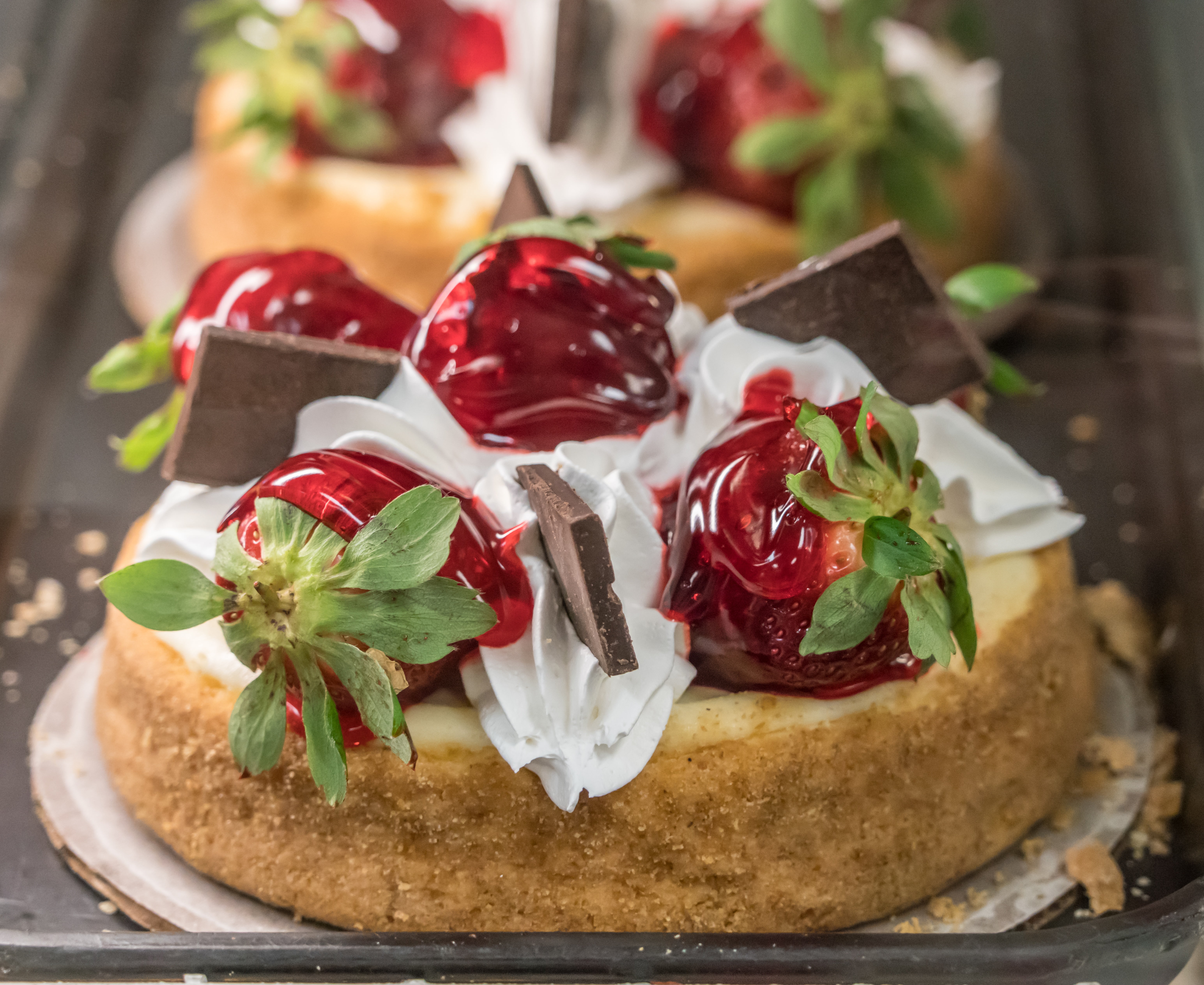 tasty, cream, whip, ripe, colorful, fresh, cake, natural, diet, nutrition, unhealthy eating, freshness, focus on foreground, red, garnish, plate, healthy eating, HD Wallpaper