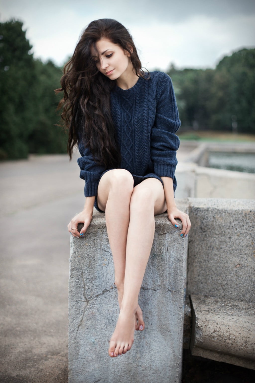 hair, casual clothing, barefoot, s, teenager, one person, human knee, front view, brown hair, outdoors, brunette, human body part, contemplation, adolescence, Phone HD Wallpaper