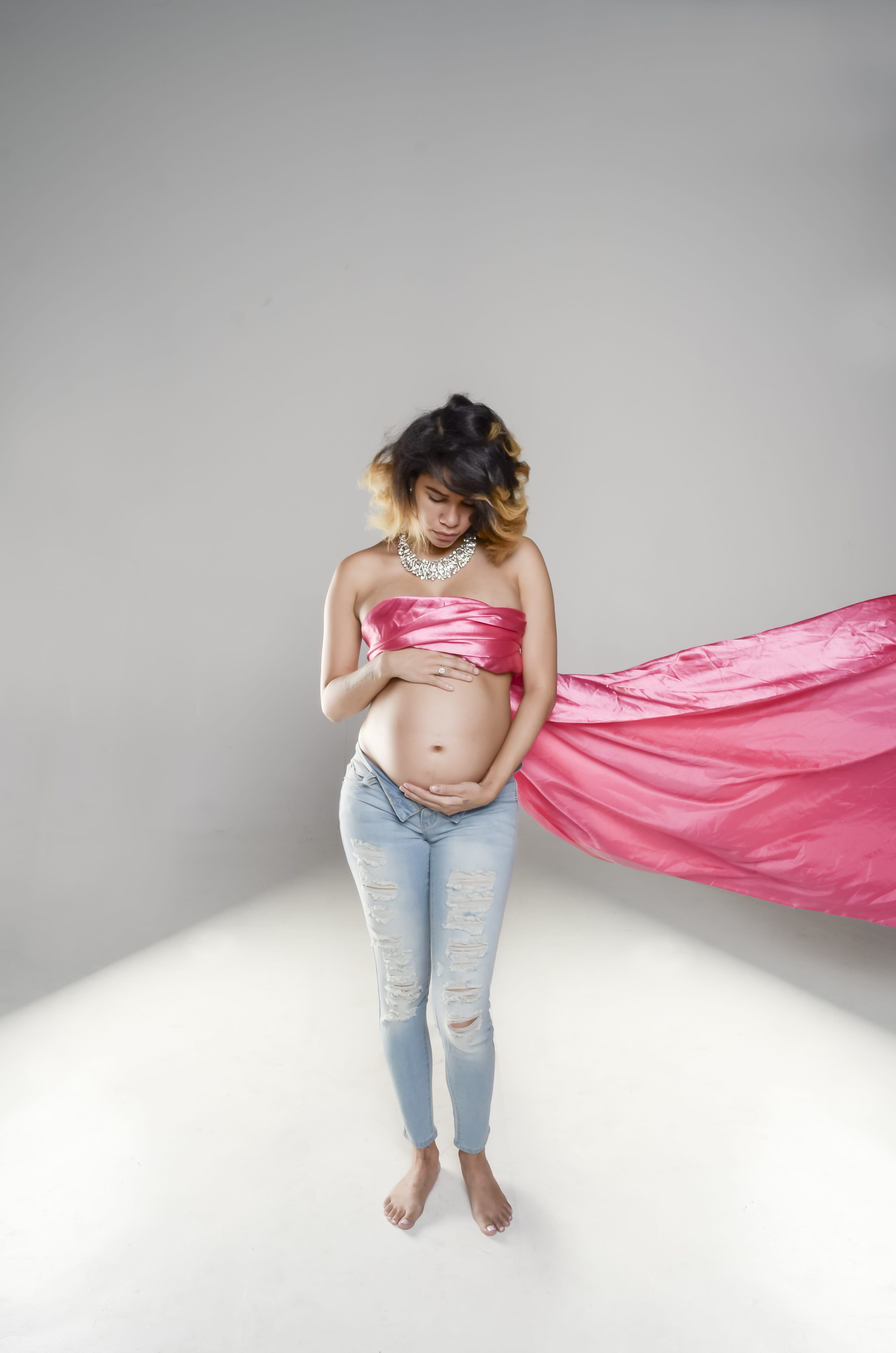 person, 4K, wall - building feature, innocence, lifestyles, care, new, family, birth, near, people, painted, looking at camera, mom, portrait, female, Phone HD Wallpaper