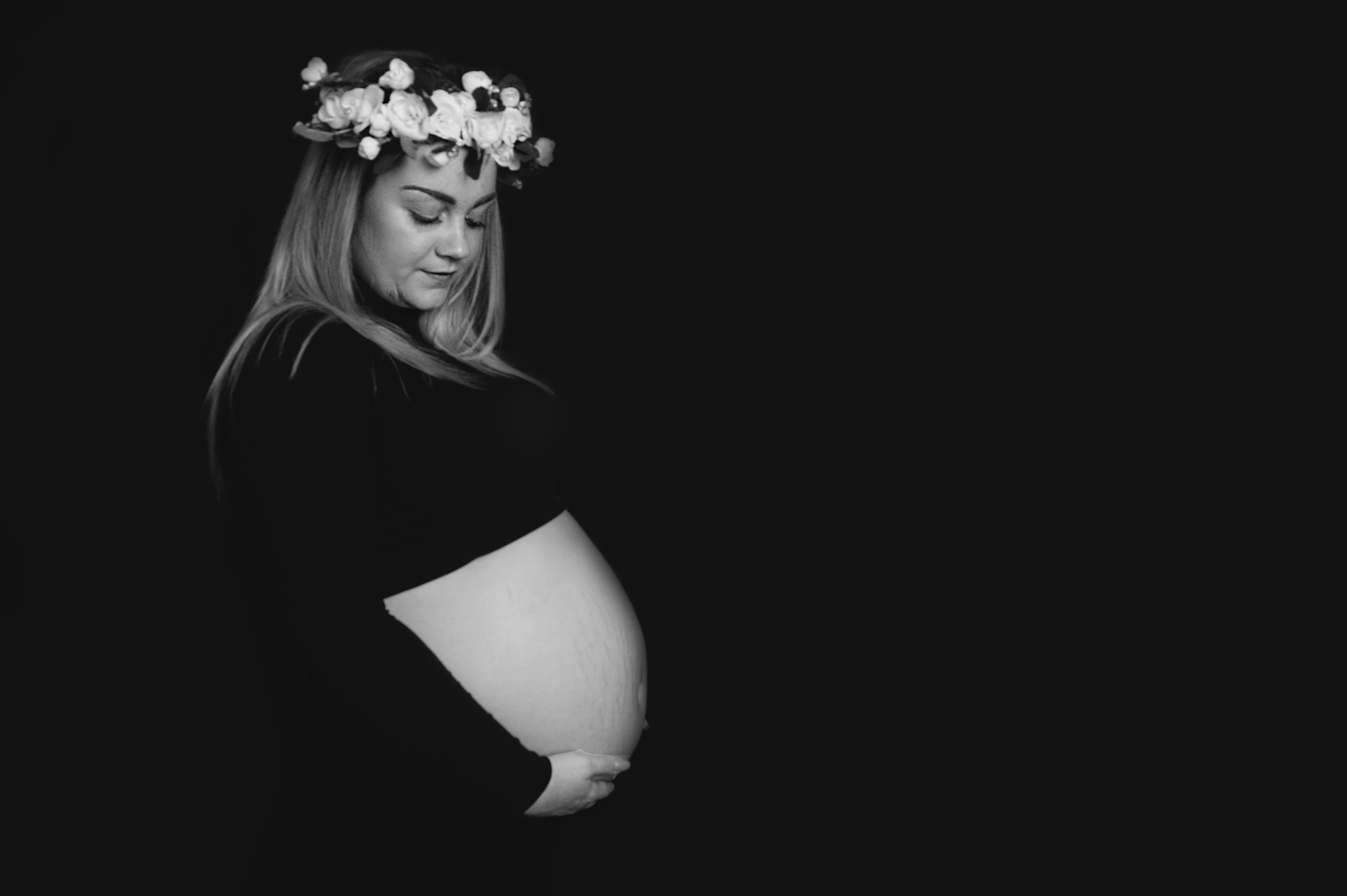 portrait, belly, family, love, happy, pregnancy, flower, black background, studio shot, indoors, total, to give birth, flowering plant, newborn baby, pregnant, HD Wallpaper