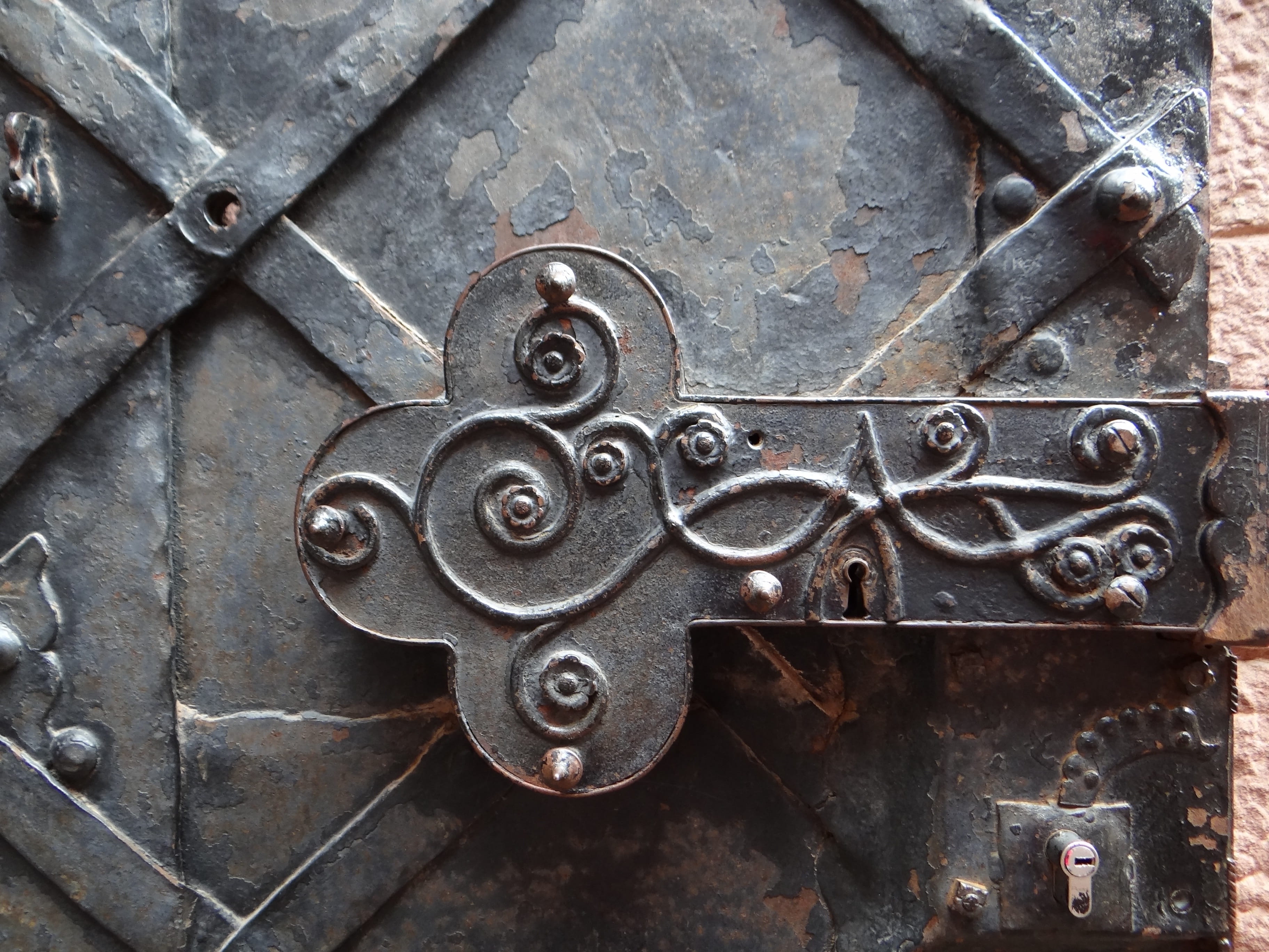 backgrounds, iron - Metal, entrance, close-up, abandoned, no people, middle age, former, fitting, castle, latch, alsace, ancient, rusty, architecture, full frame, HD Wallpaper