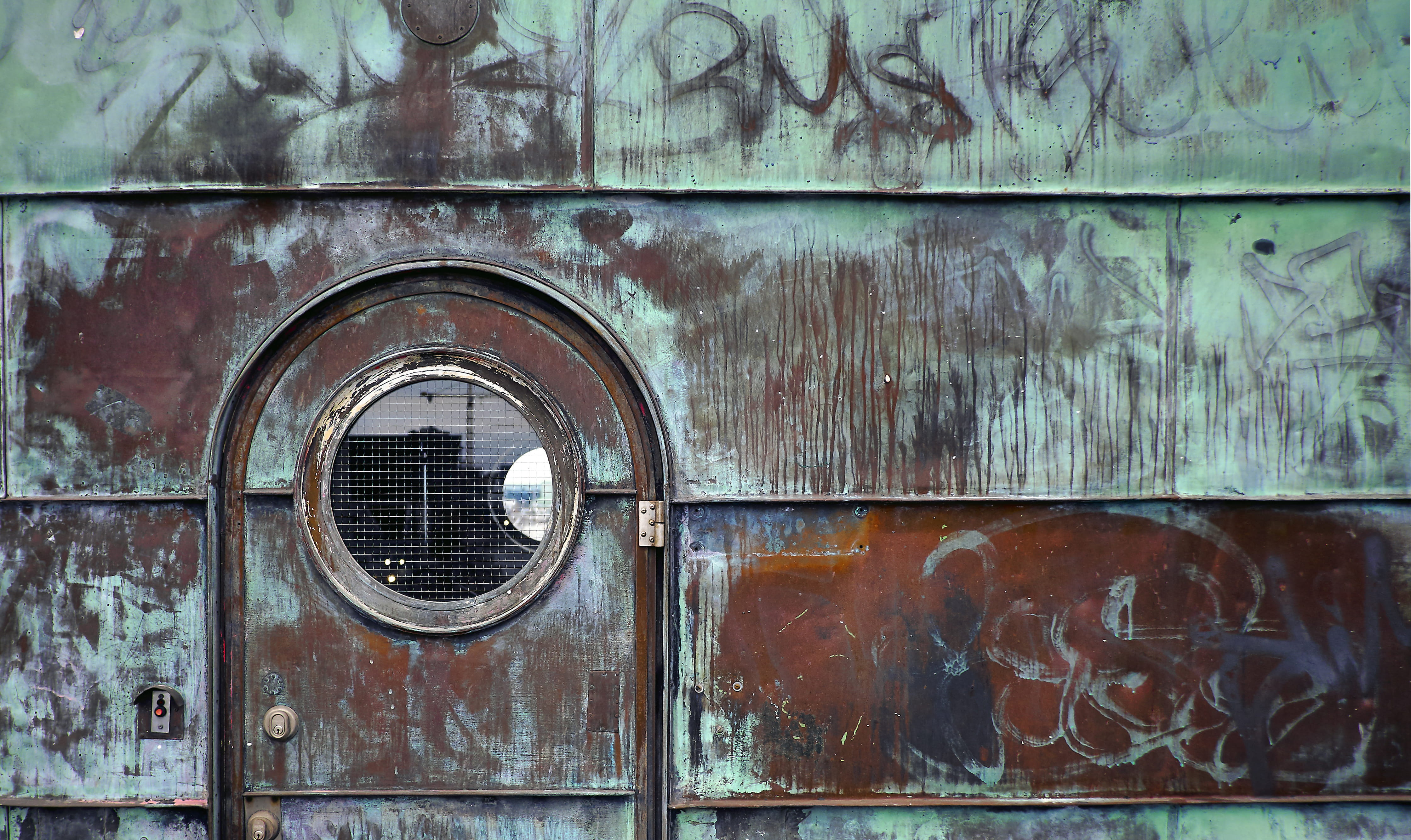 day, no people, damaged, graffiti, weathered, wall - building feature, dirty, untitled, 4K, old, close-up, full frame, closed, architecture, door, rusty, HD Wallpaper