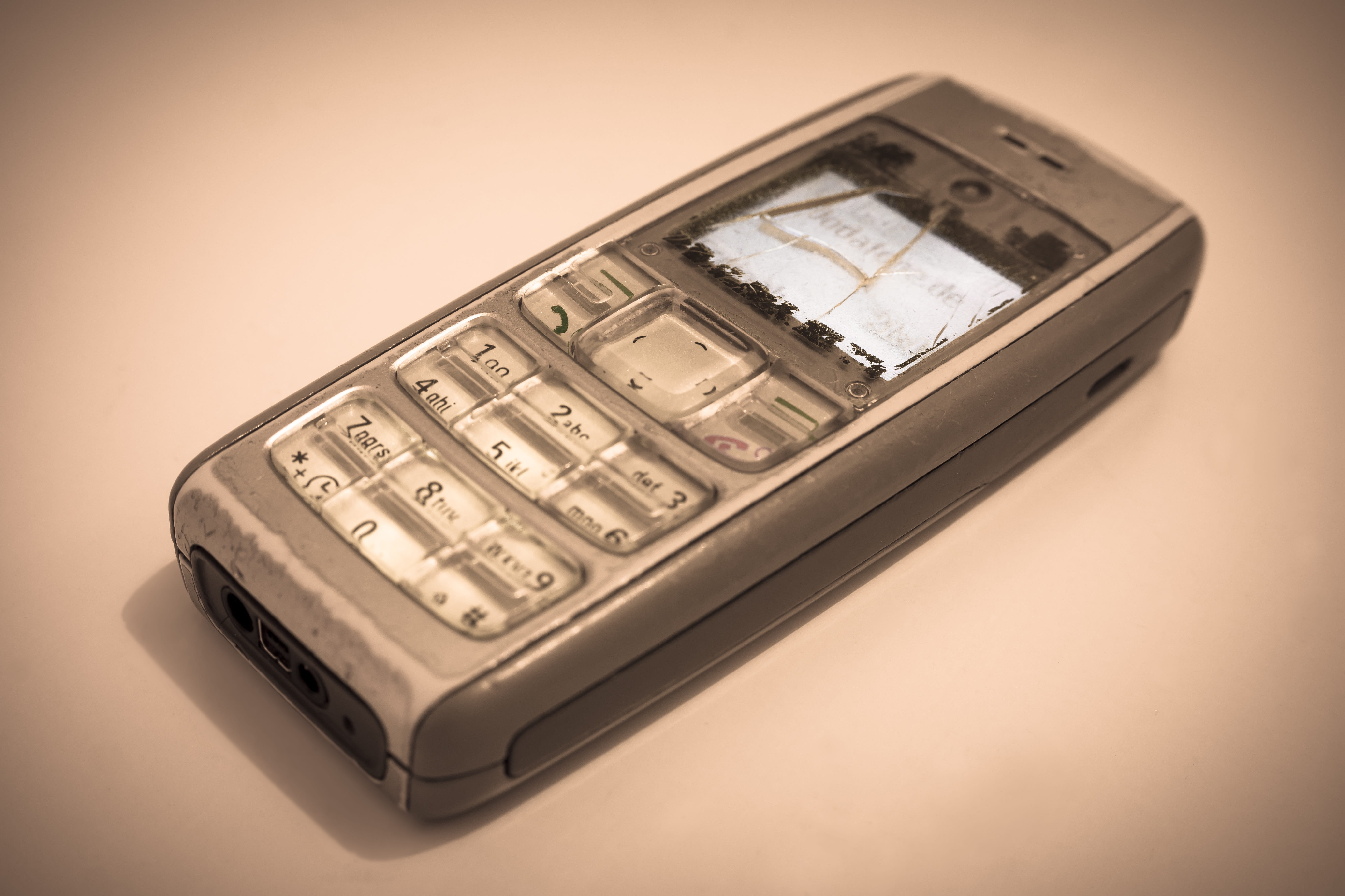 single object, technology, broken, keypad, turned, retro, consumerism, currency, 5K, calculator, worn, communication, mobile, abundance, large group of objects, HD Wallpaper