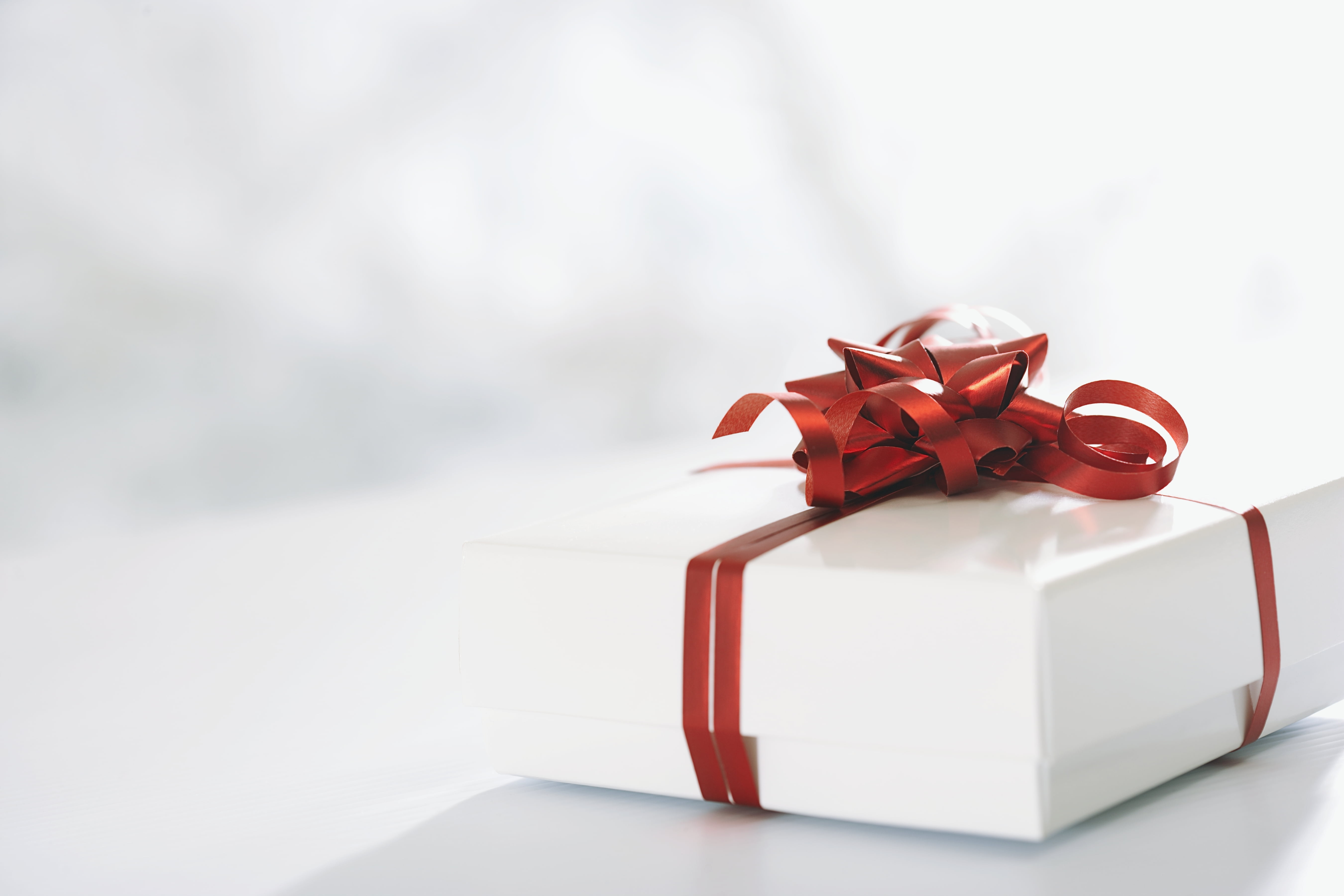 shiny, emotion, tied Bow, single Object, anniversary, gift, celebration, decoration, wrapping Paper, no People, season, box, 5K, white, christmas, copy Space, HD Wallpaper