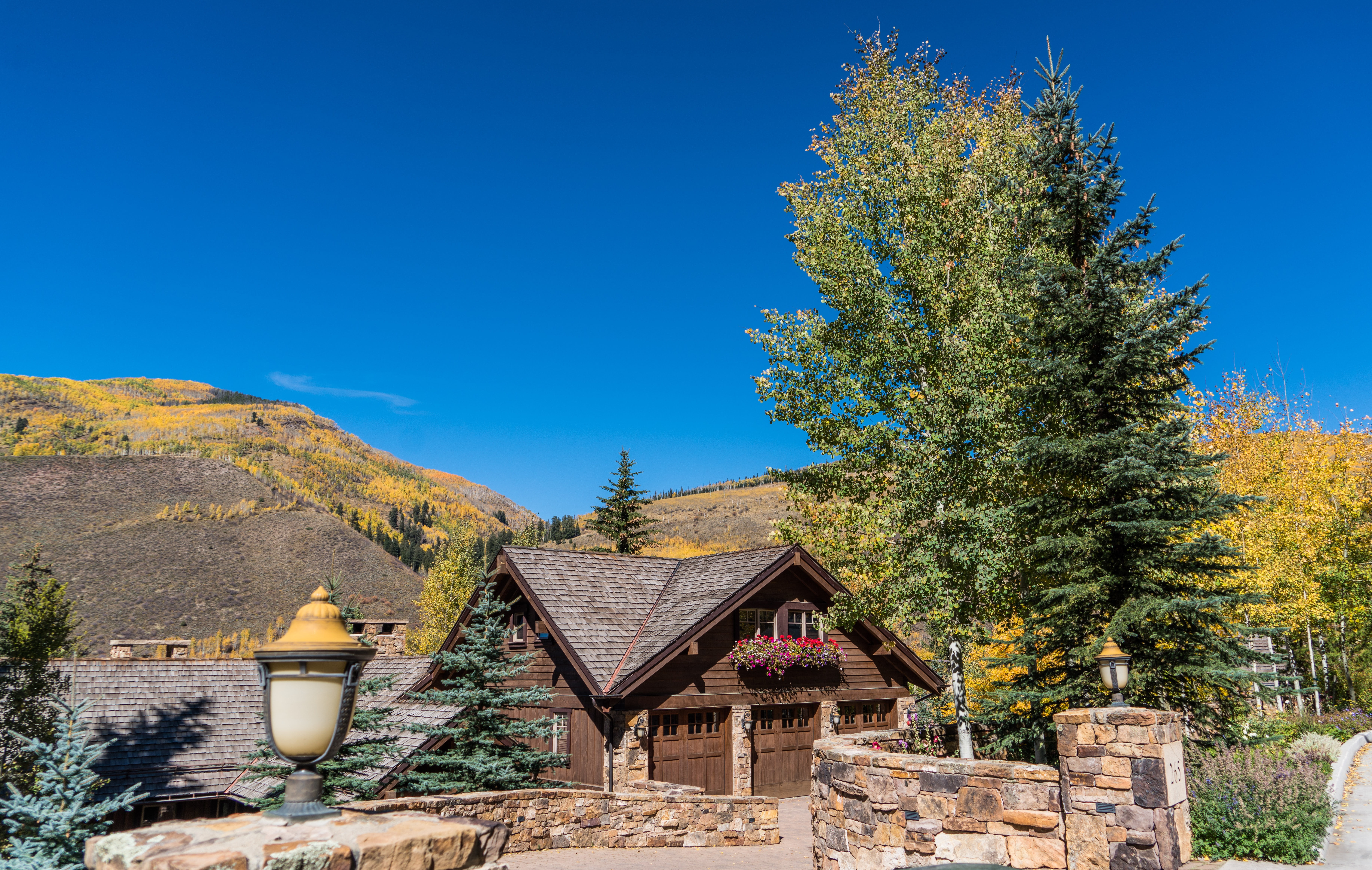 old, building, scenic, residential district, vail, colorado mountains, day, usa, architecture, blue, travel, plant, leafed, foliage, sky, landscape, clear sky, HD Wallpaper