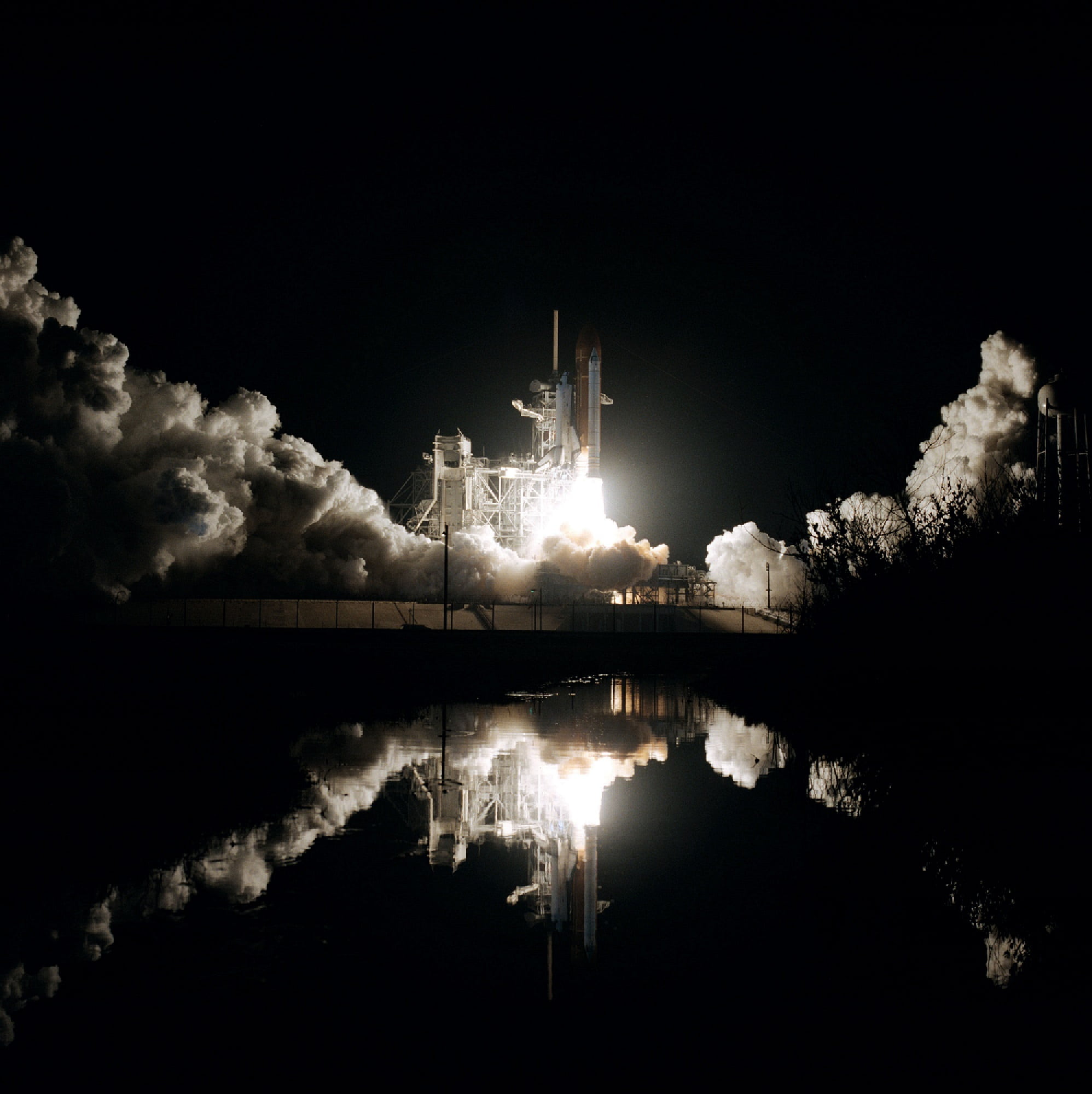 launching, liftoff, launch, shuttle, water, no people, industry, copy space, power, mission, nature, spacecraft, sky, smoke, building exterior, dark, astronauts, Phone HD Wallpaper