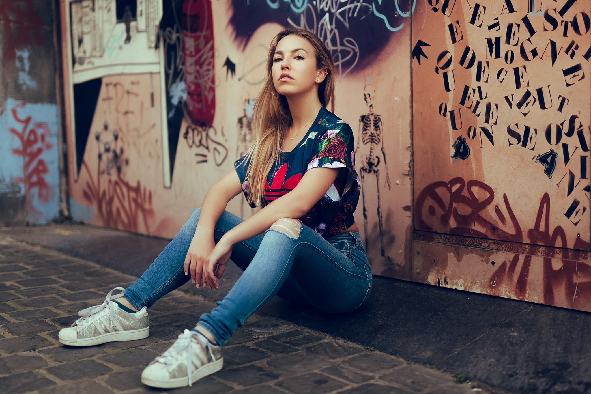 lifestyles, pants, hairstyle, young women, jeans, leisure activity, young adult, T-shirt, 1080P, sneakers, hair, sitting, casual clothing, portrait, looking, HD Wallpaper