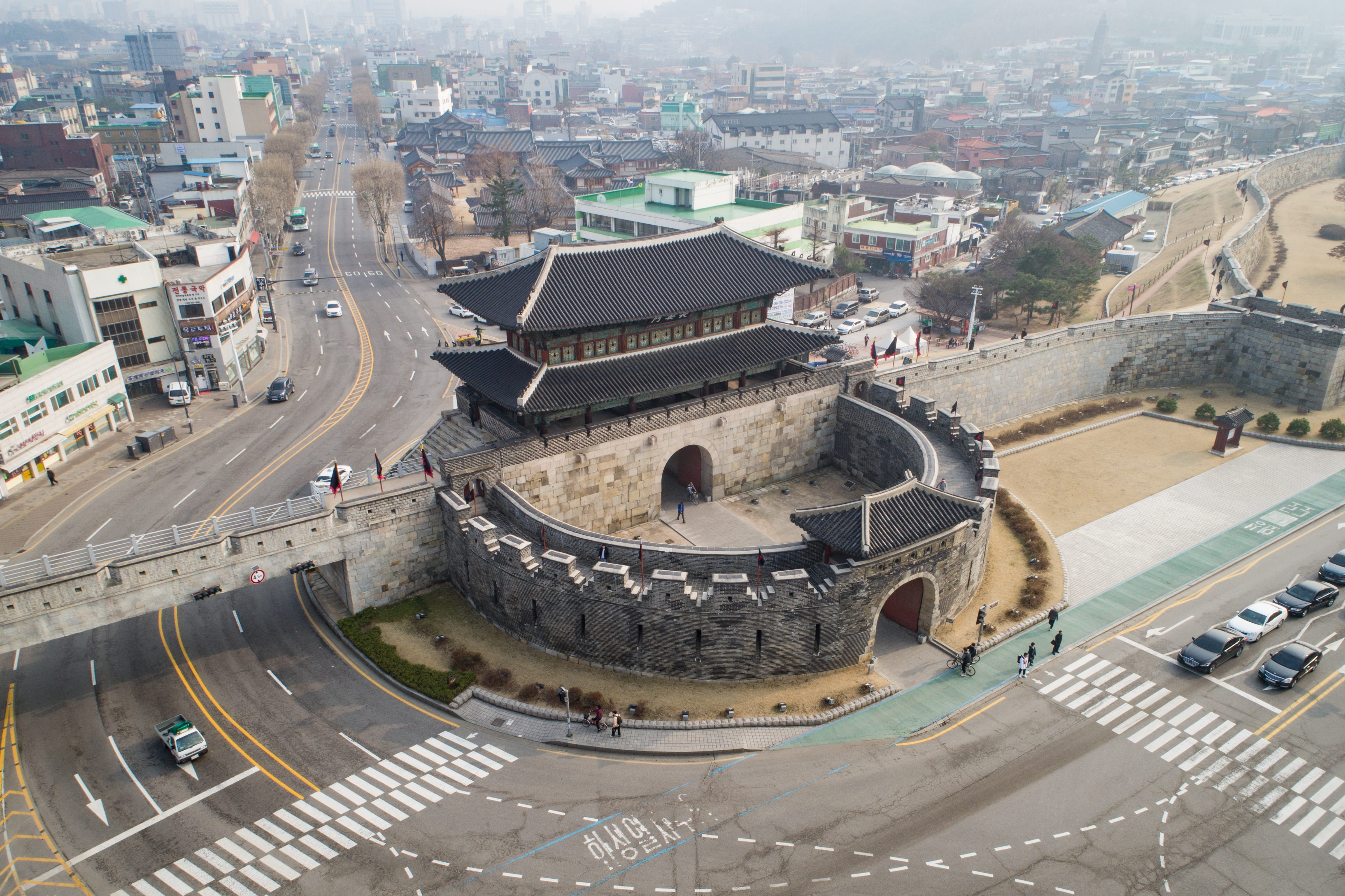 unesco world heritage, architecture, hwaseong fortress, structure, 4K, building exterior, history, real people, built structure, the past, crowd, incidental people, HD Wallpaper