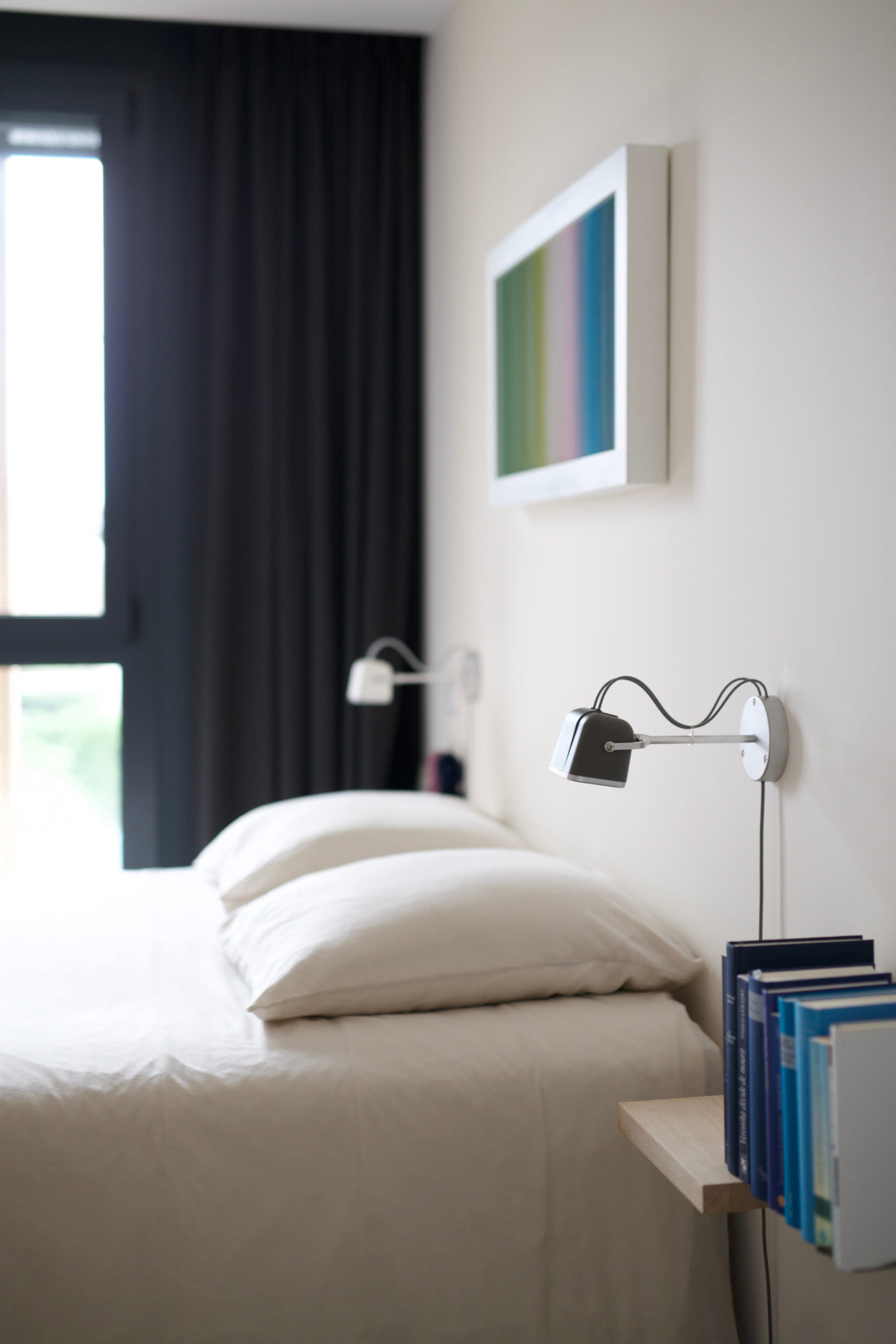 hotel room, no people, bookcase, bedspread, indoors, home showcase interior, cosy home, interior, modern, luxury, white, home interior, pillow, domestic room, Phone HD Wallpaper