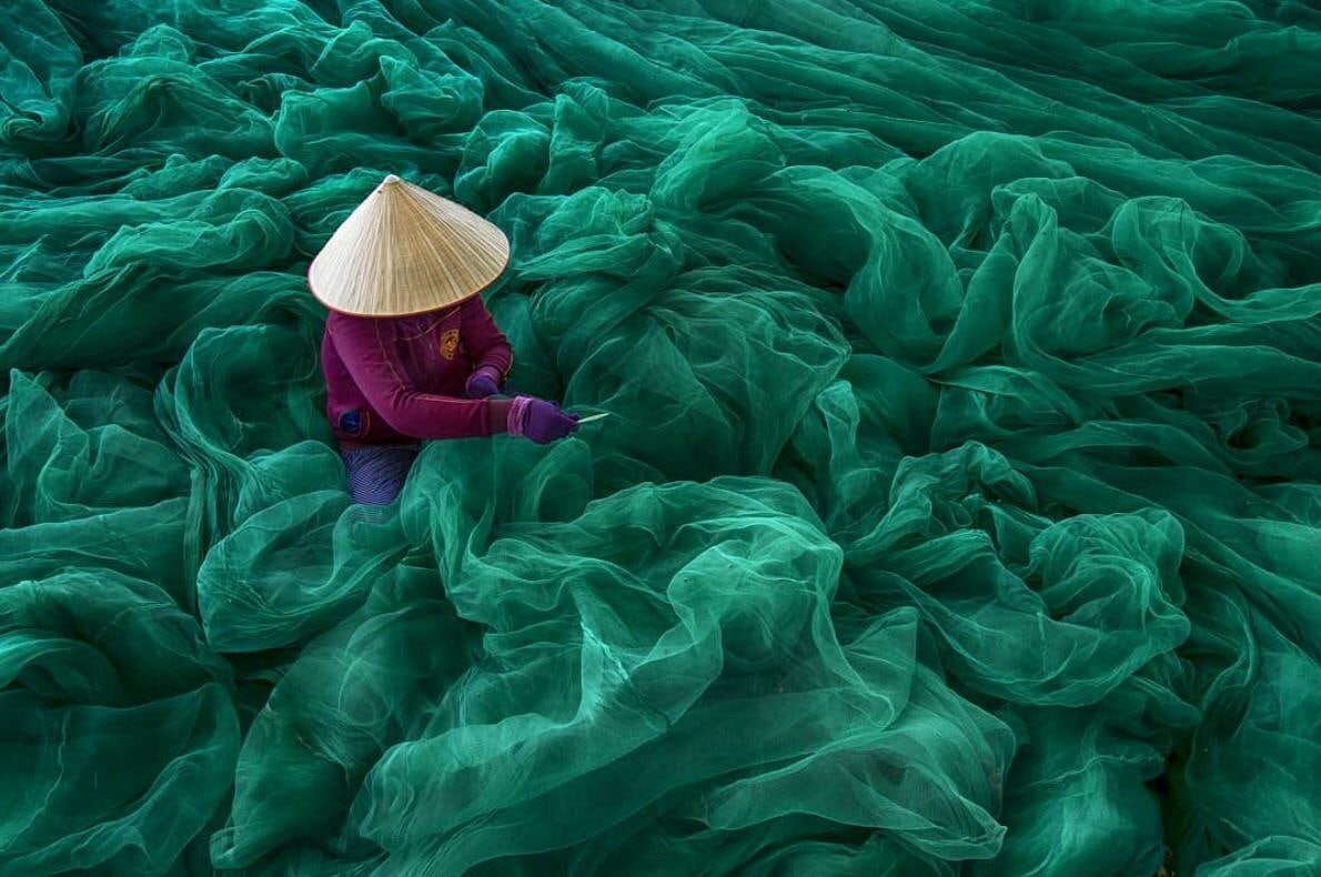 clothing, 480P, worker, obscured face, hat, turquoise colored, leisure activity, water, green color, day, holding, women, unrecognizable person, one person, HD Wallpaper